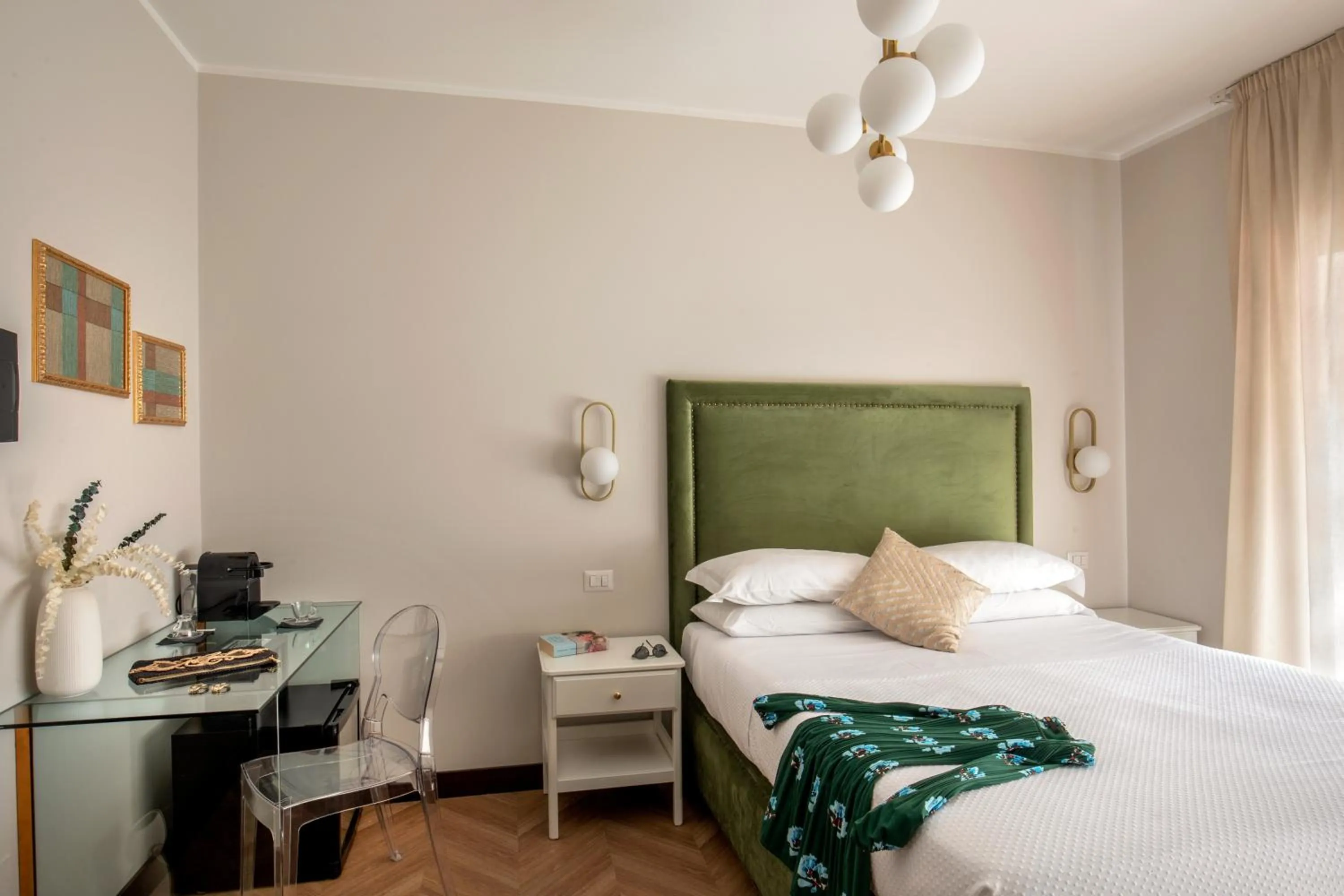 Photo of the whole room, Bed in Daplace - Hotel Gran Torino Suites