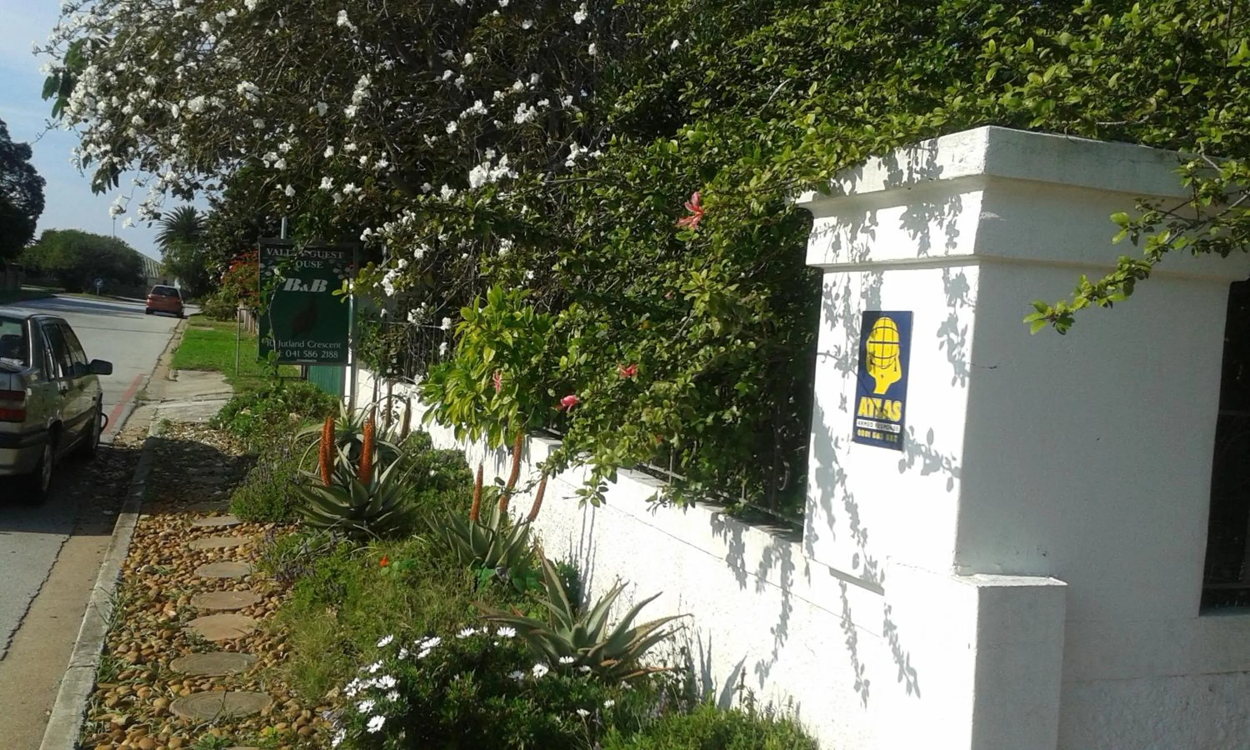 Facade/entrance in Valley Guest House
