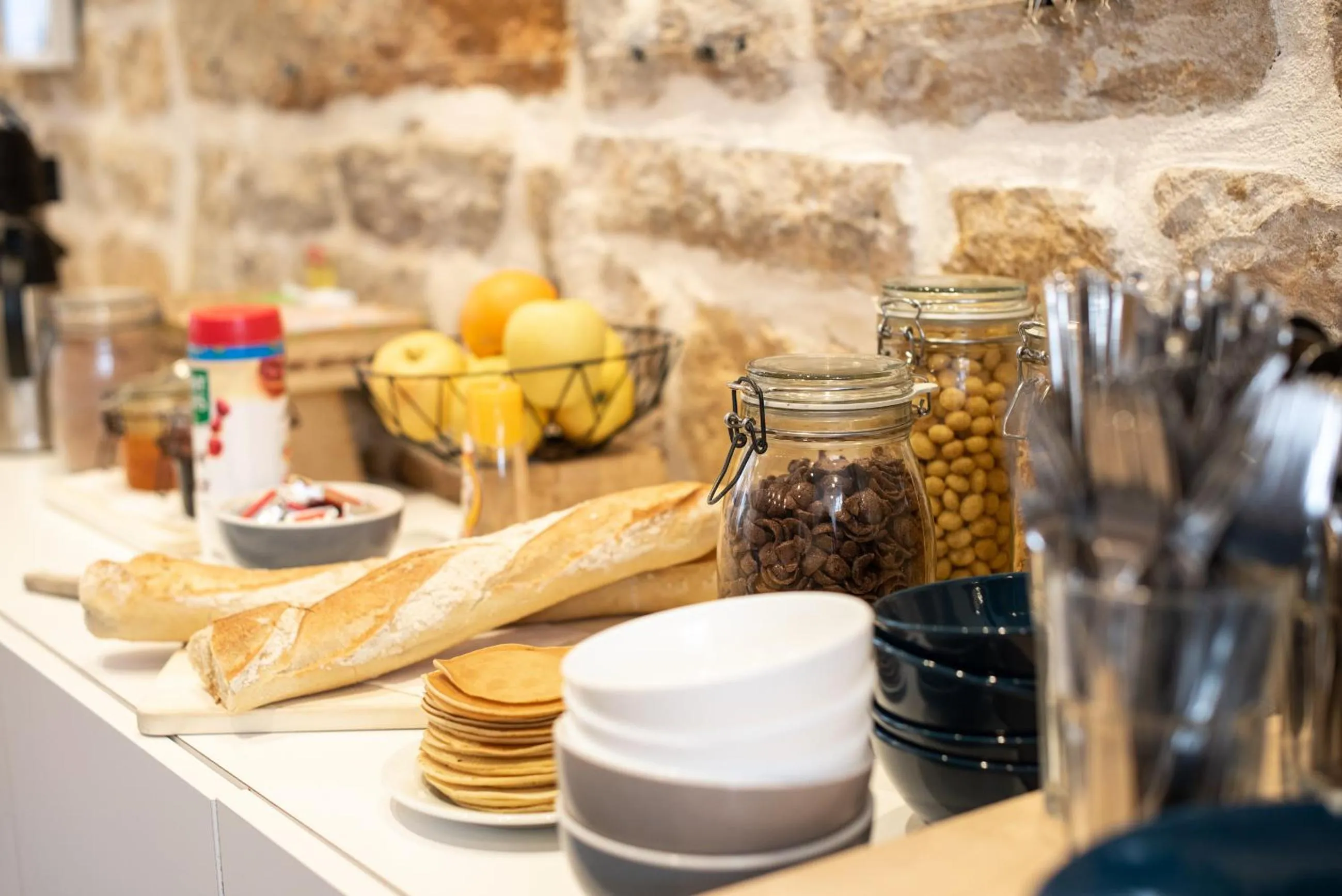 Food in SLO Hostel Lyon Saxe