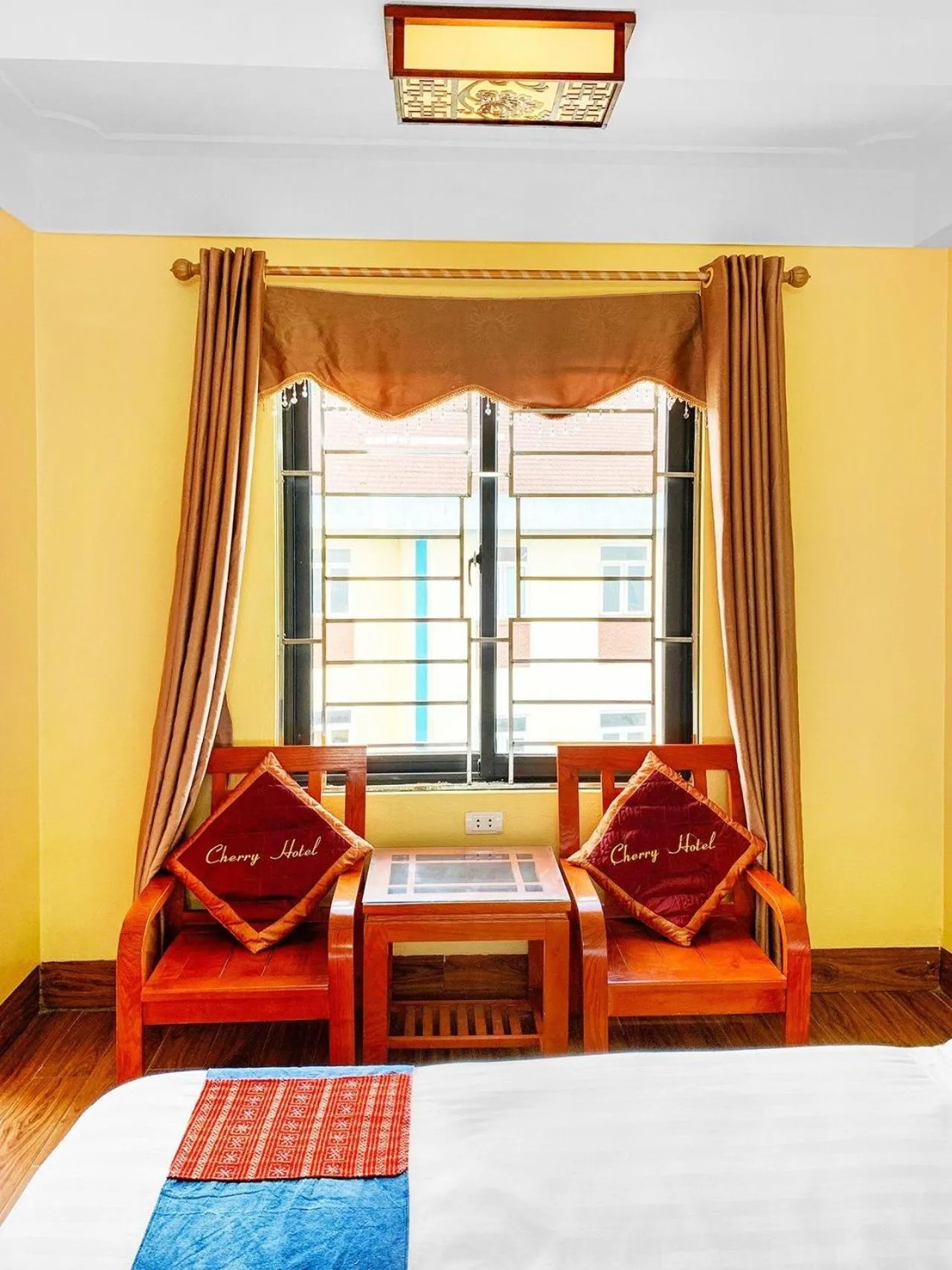 Seating area, Bed in Cherry Hotel