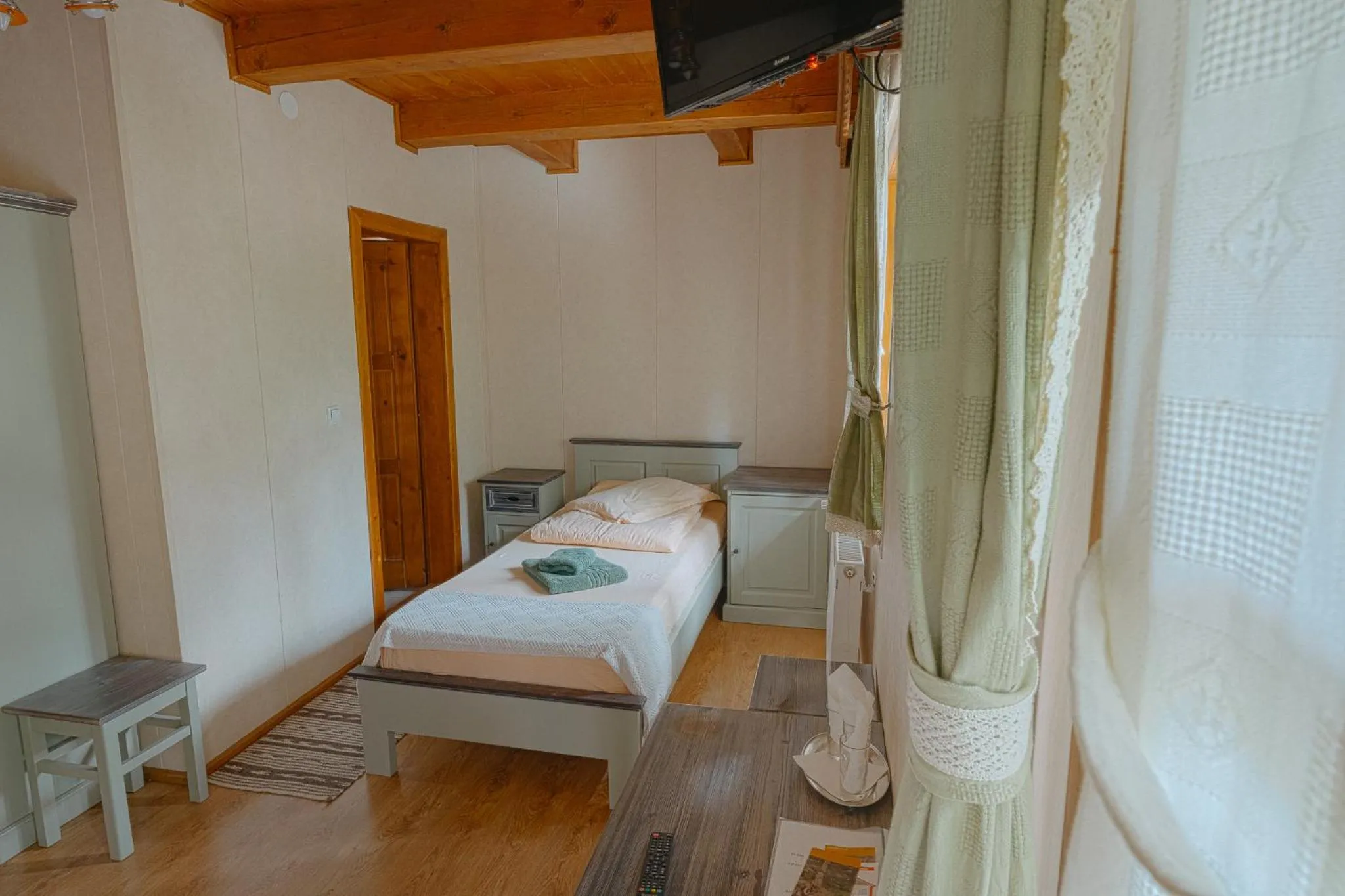 Bed in Pensiunea Vanatorul