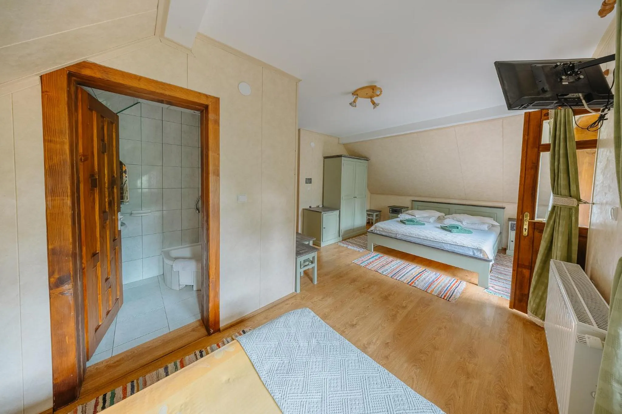 Bed in Pensiunea Vanatorul