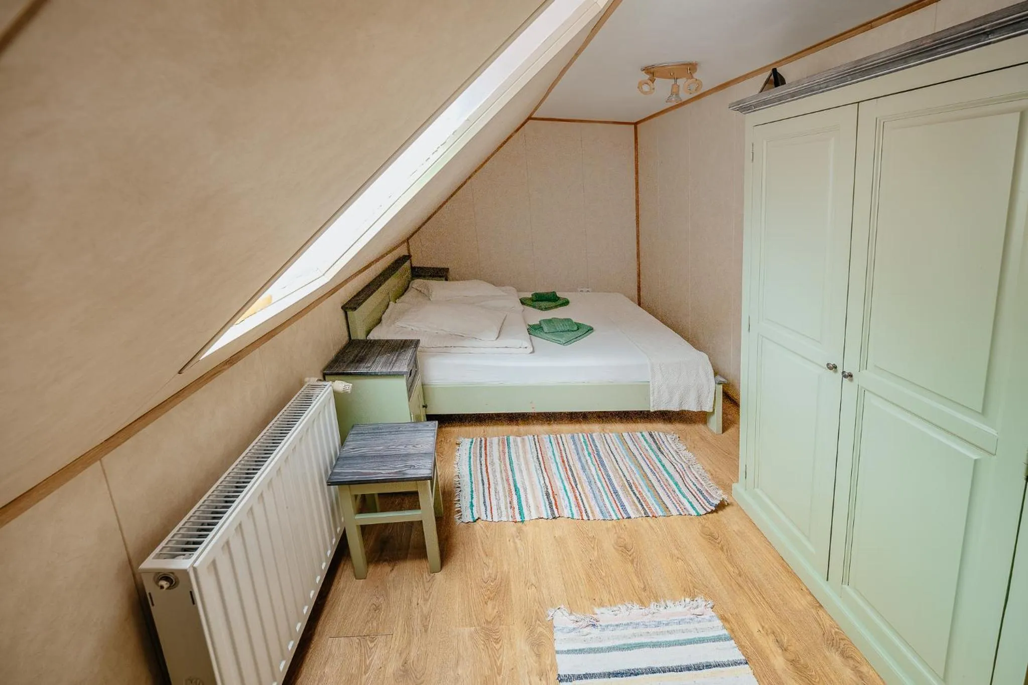 Bed in Pensiunea Vanatorul