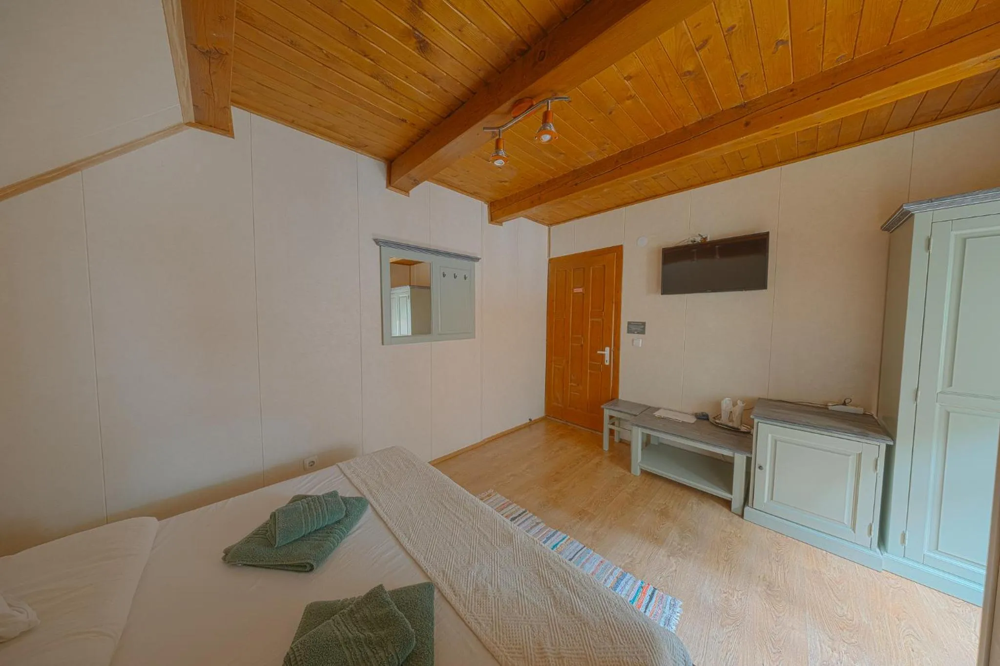 Bed in Pensiunea Vanatorul