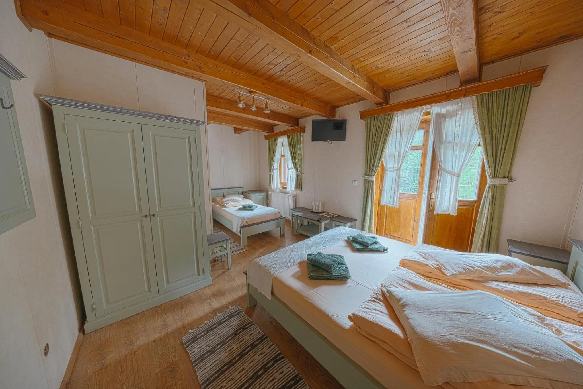 Bed in Pensiunea Vanatorul