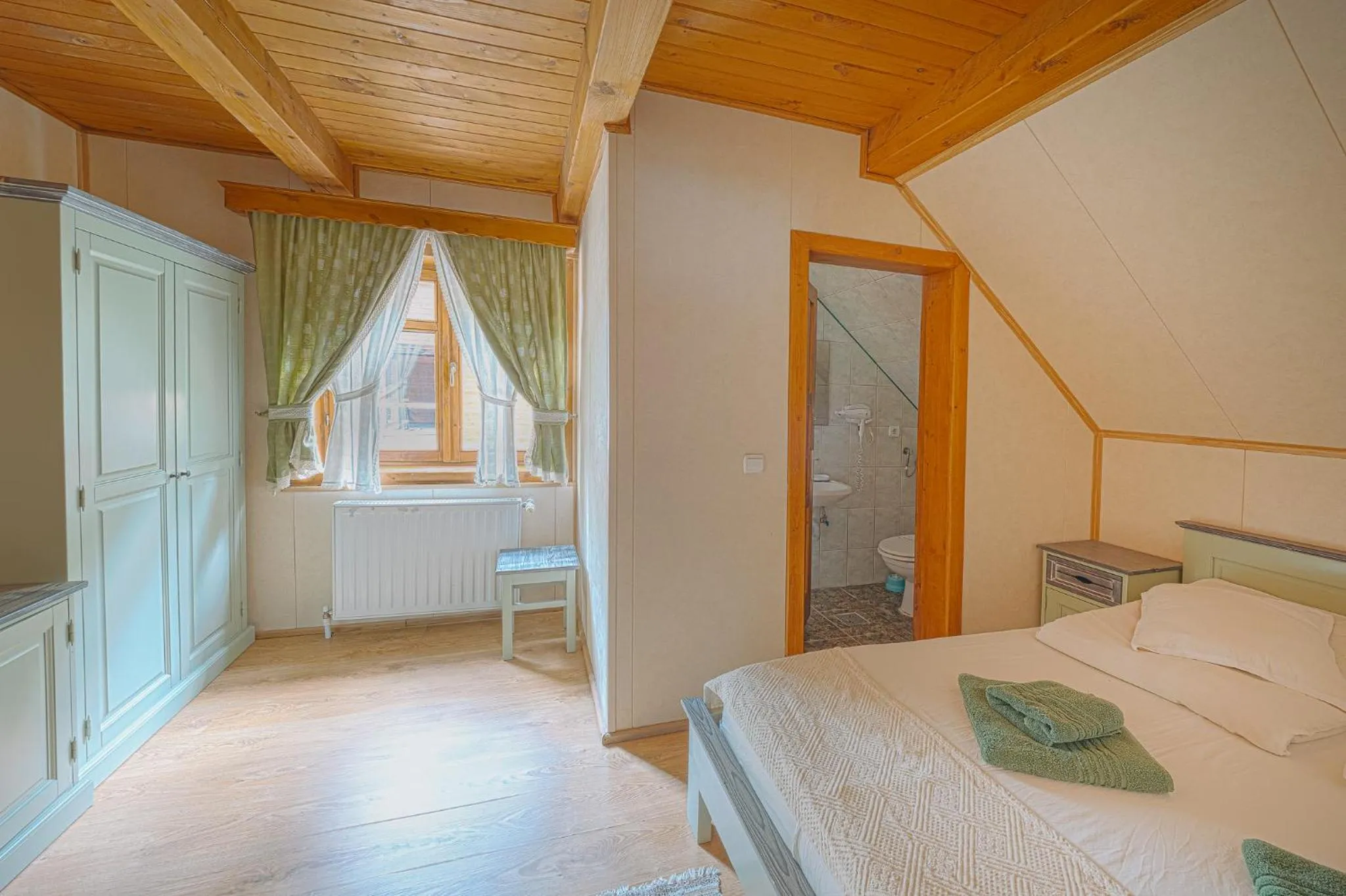 Bed in Pensiunea Vanatorul