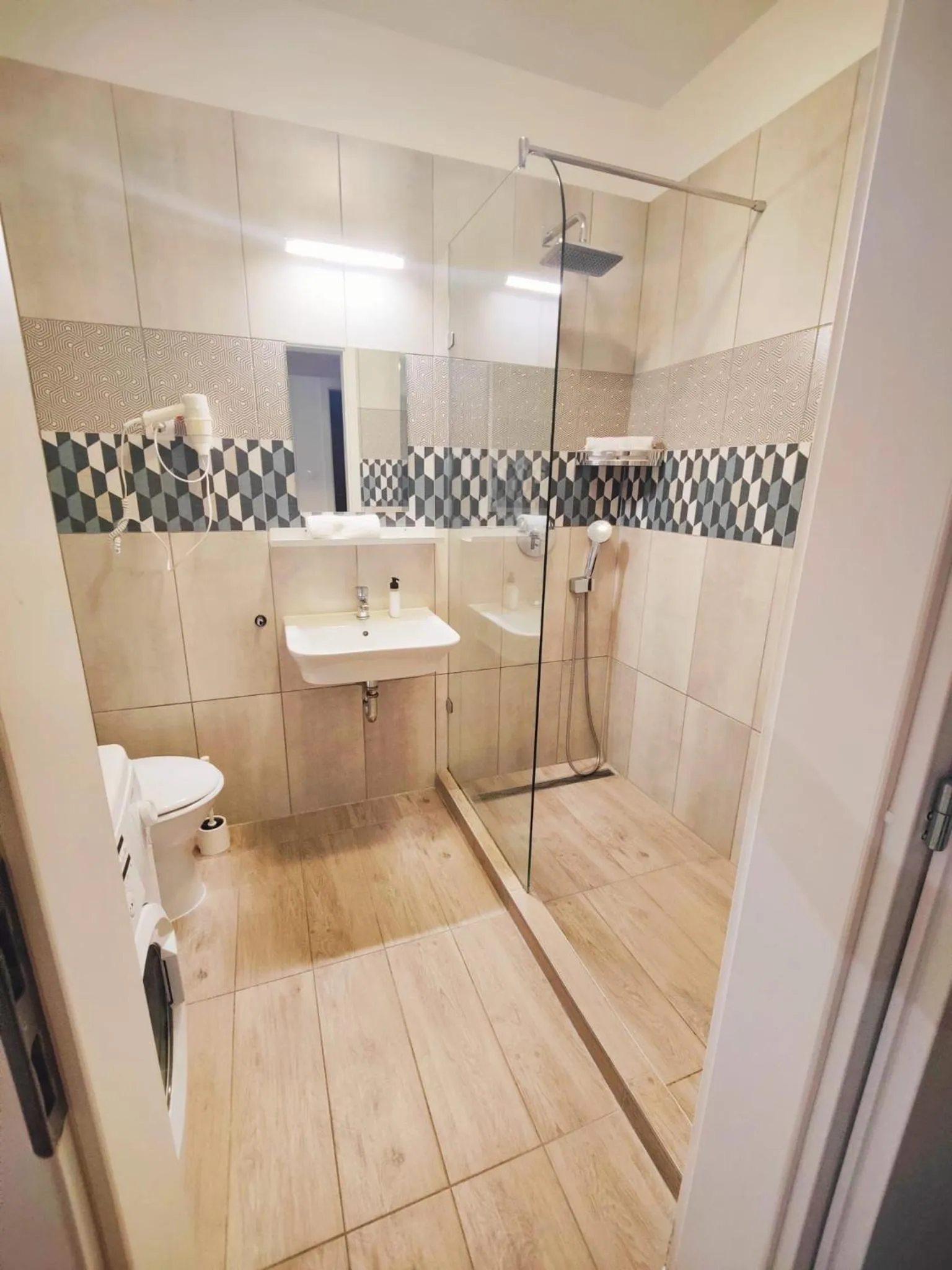 Shower in Maple Tree Budget Apartments