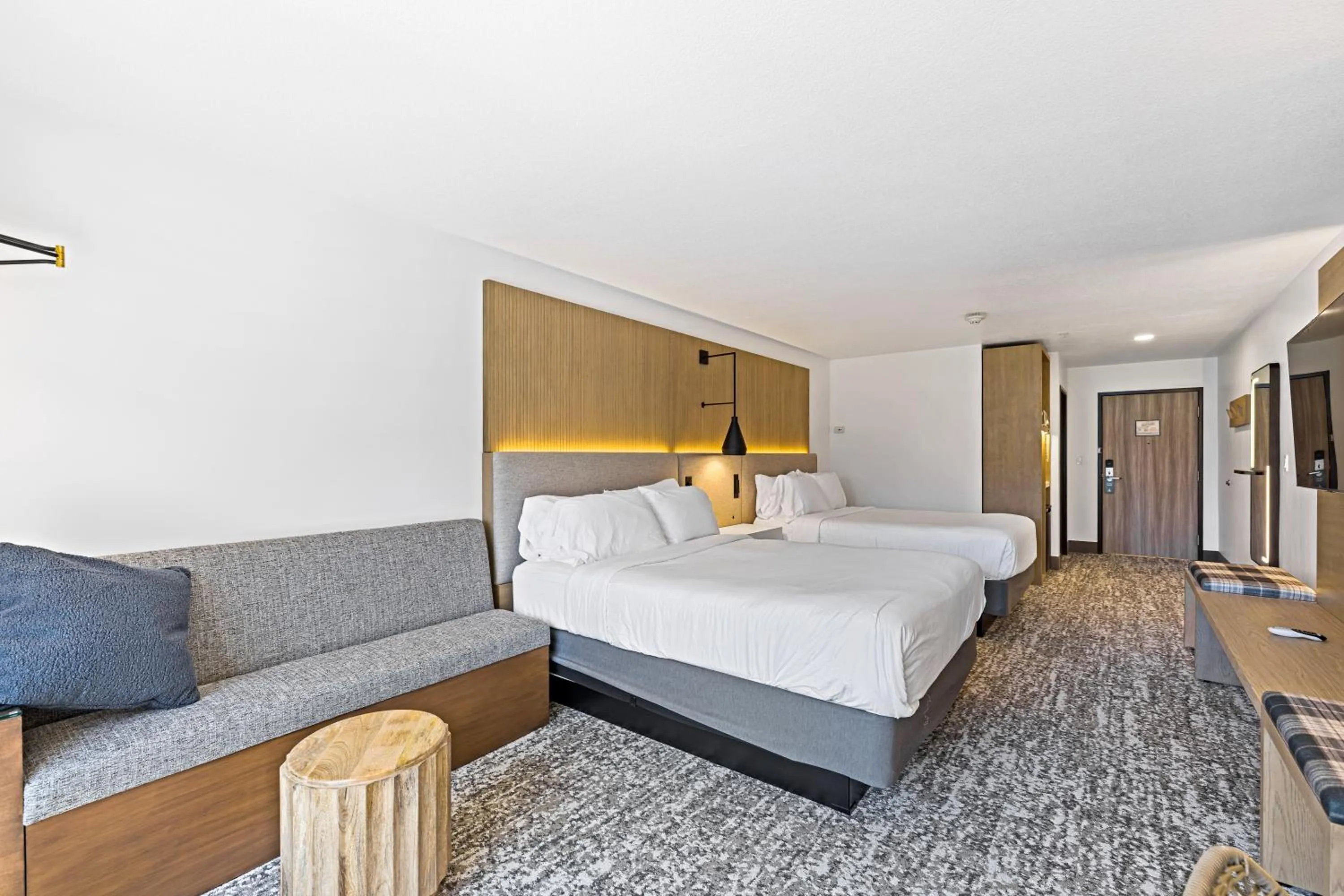 Bedroom, Bed in The Evergreen Hotel