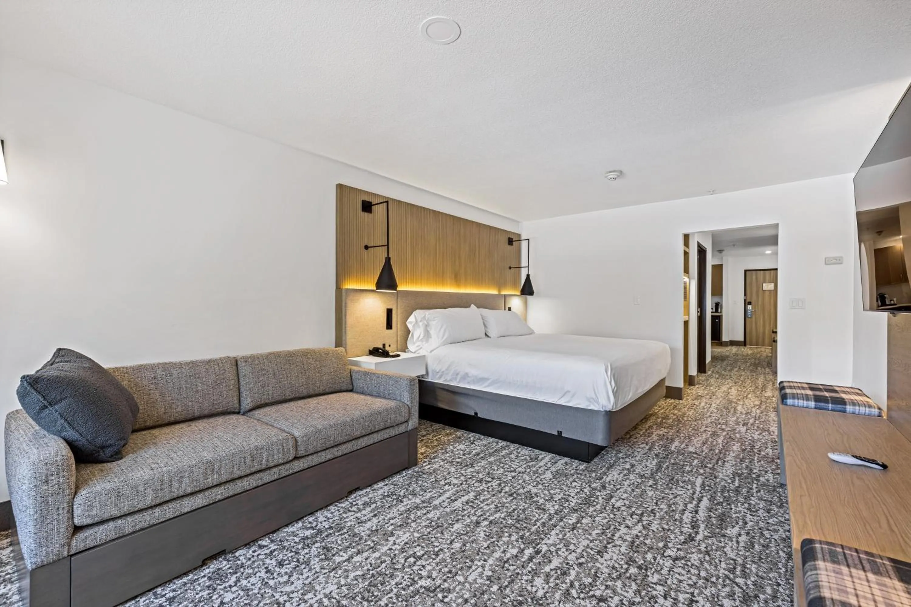 Seating area, Bed in The Evergreen Hotel