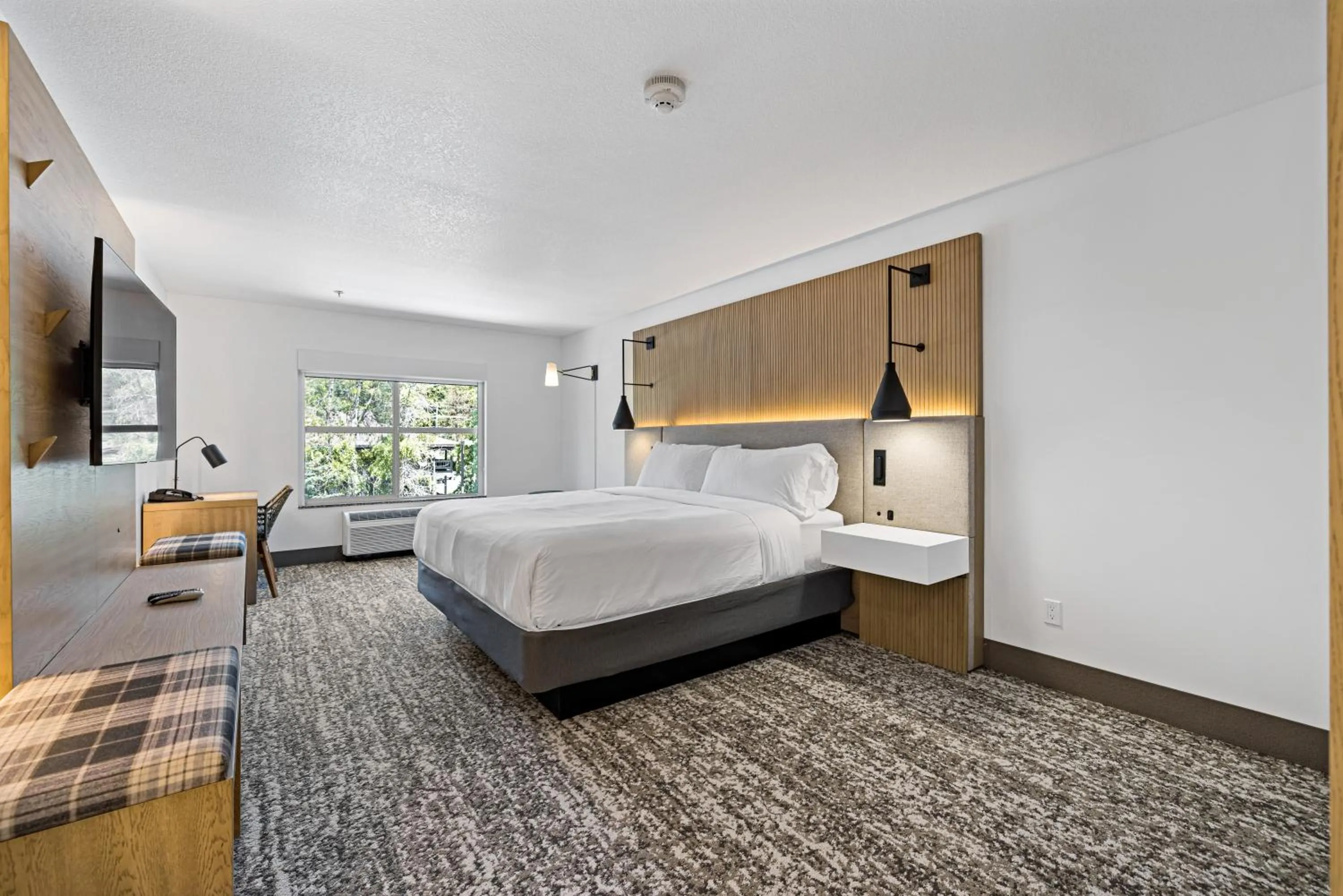 Bedroom, Bed in The Evergreen Hotel