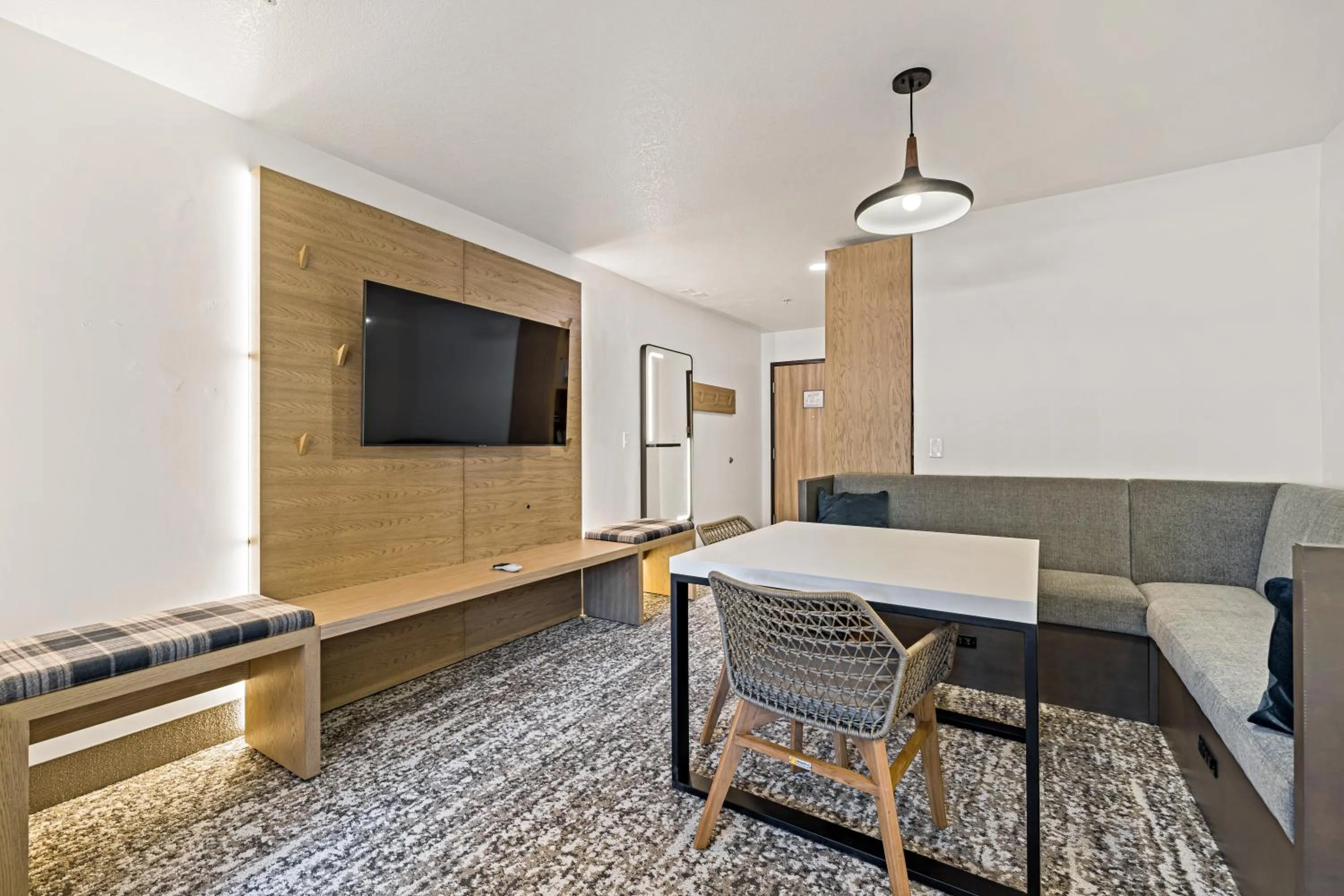 TV and multimedia in The Evergreen Hotel