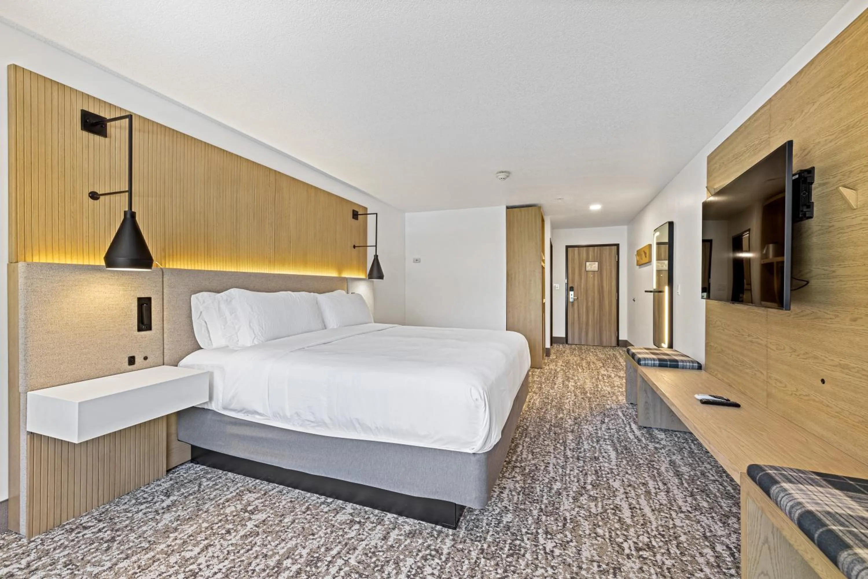 Bedroom, Bed in The Evergreen Hotel