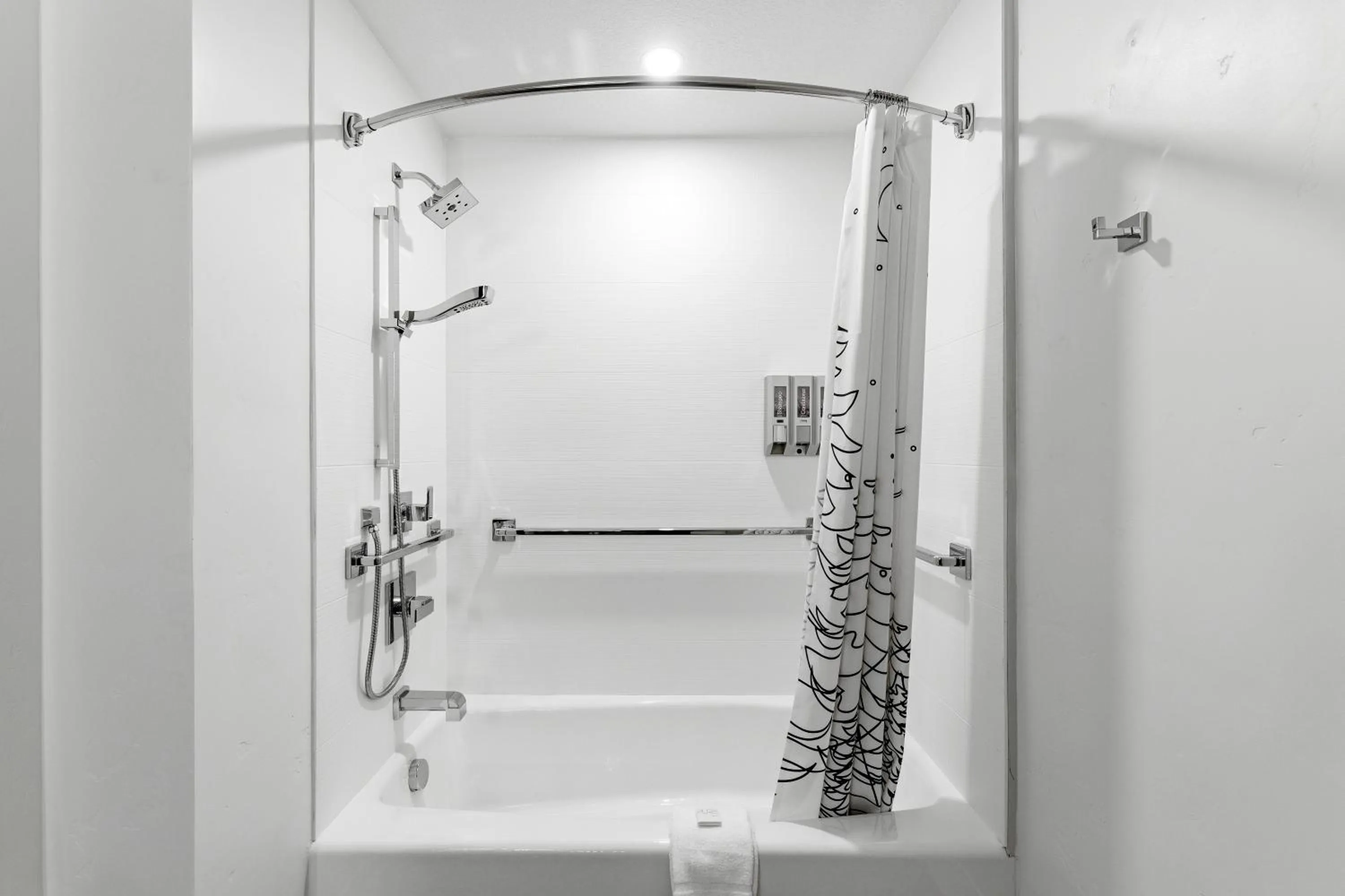 Bathroom in The Evergreen Hotel