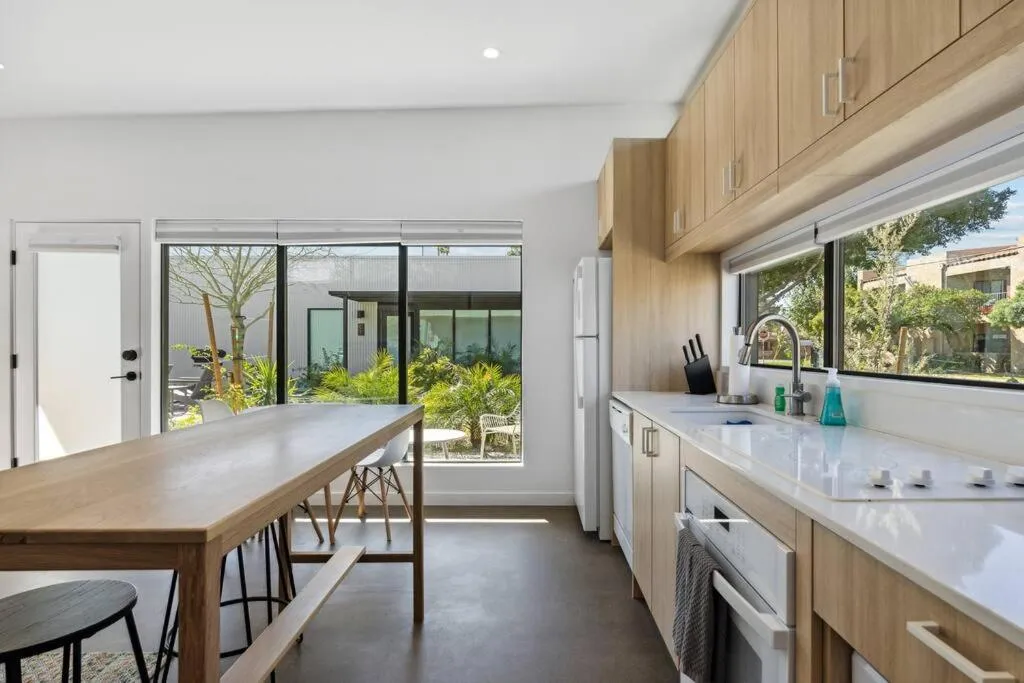 Modern 2-bedroom Apartment - 80 Walkscore!