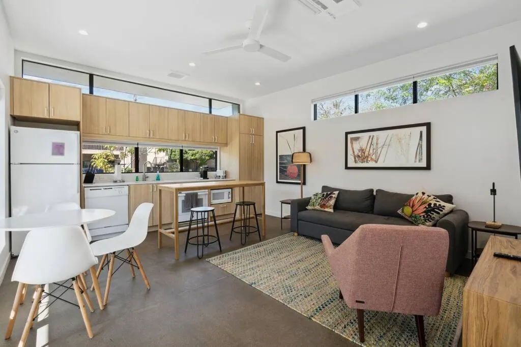 Modern 2-bedroom Apartment - 80 Walkscore!