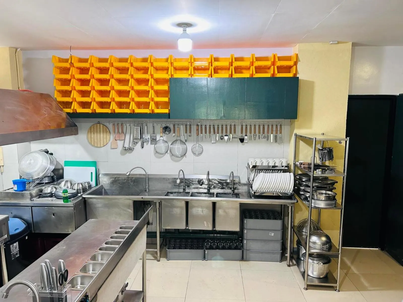 Kitchen or kitchenette in Camp Backpackers Port Barton