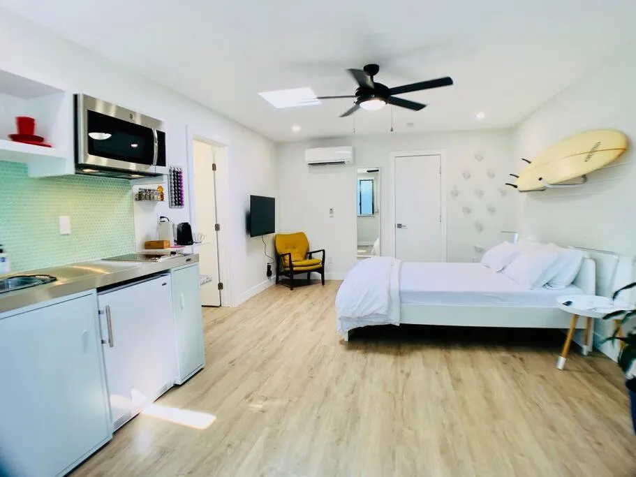 Bed in Intimate well appointed Studio w Pool