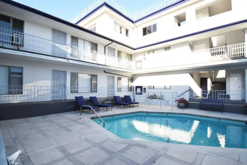 Swimming pool in Hollywood Business Apartments