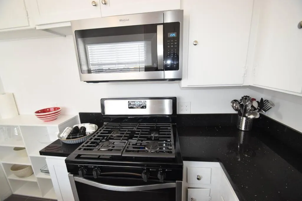 Kitchen or kitchenette in Hollywood Business Apartments
