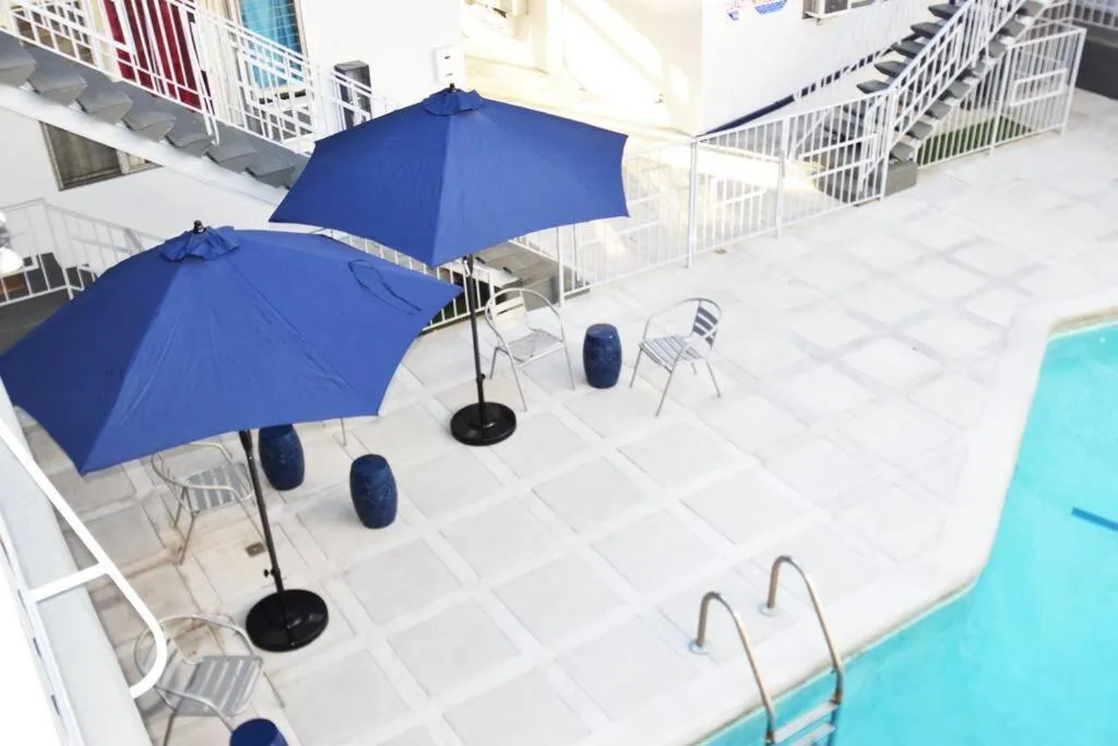 Swimming pool in Hollywood Business Apartments
