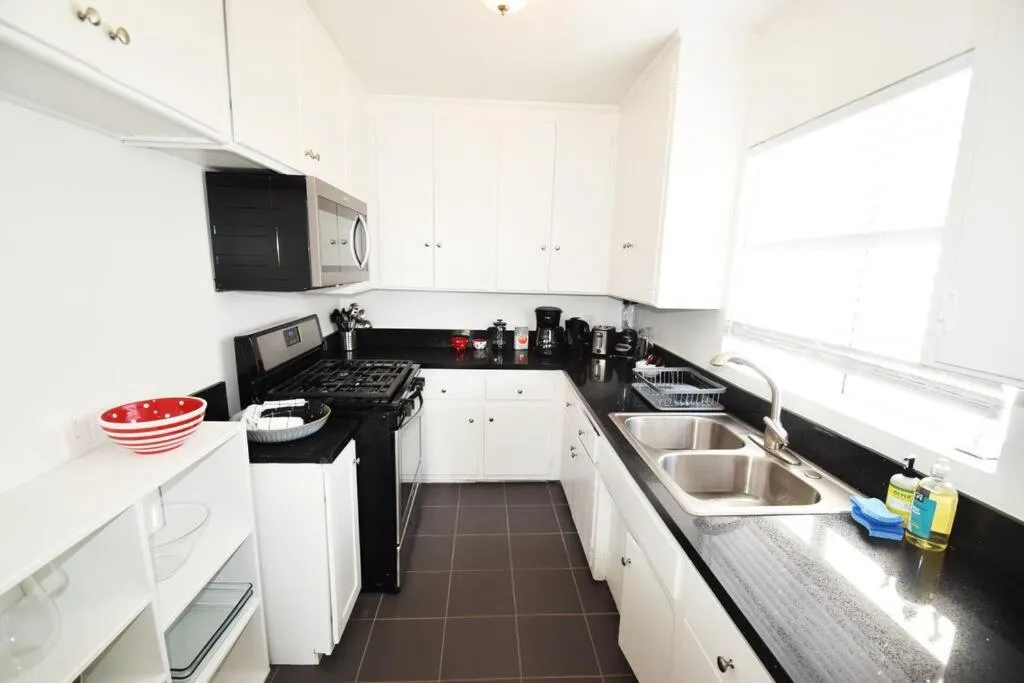 Kitchen or kitchenette in Hollywood Business Apartments