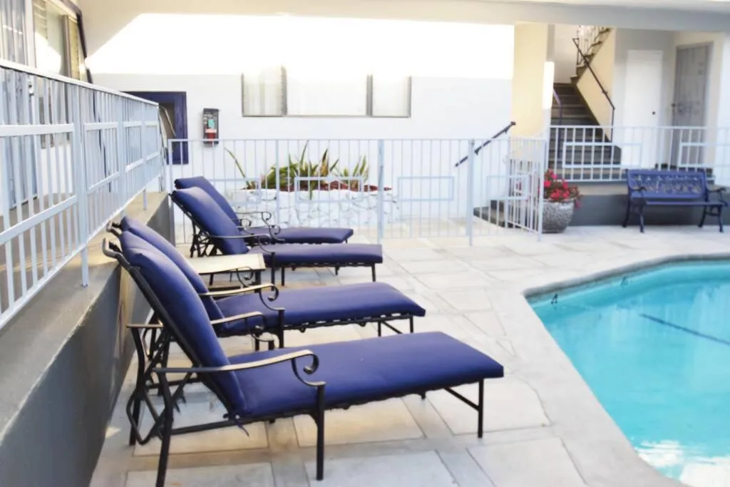 Swimming pool in Hollywood Business Apartments