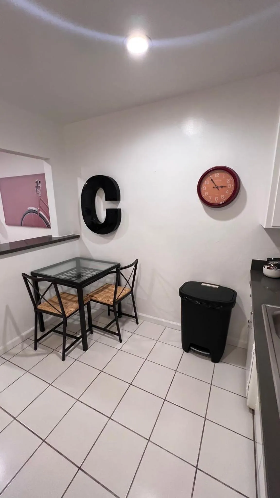 Dining area in Hollywood Business Apartments