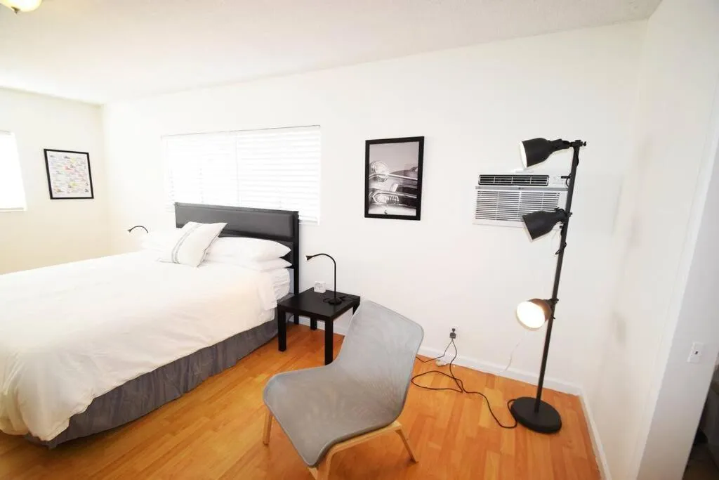 Bedroom, Bed in Hollywood Business Apartments