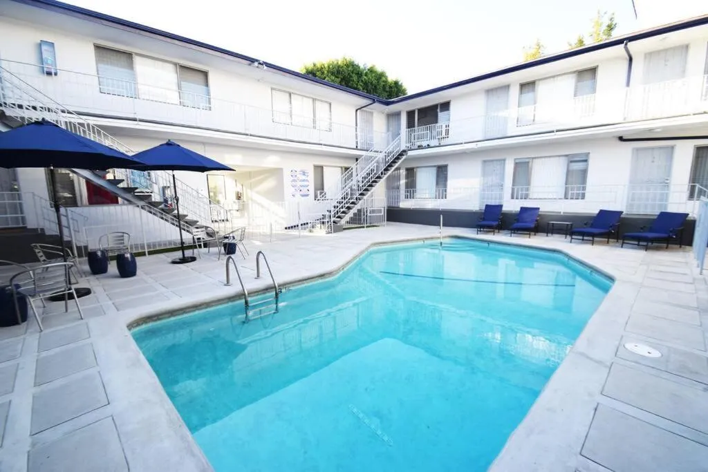 Swimming pool in Hollywood Business Apartments