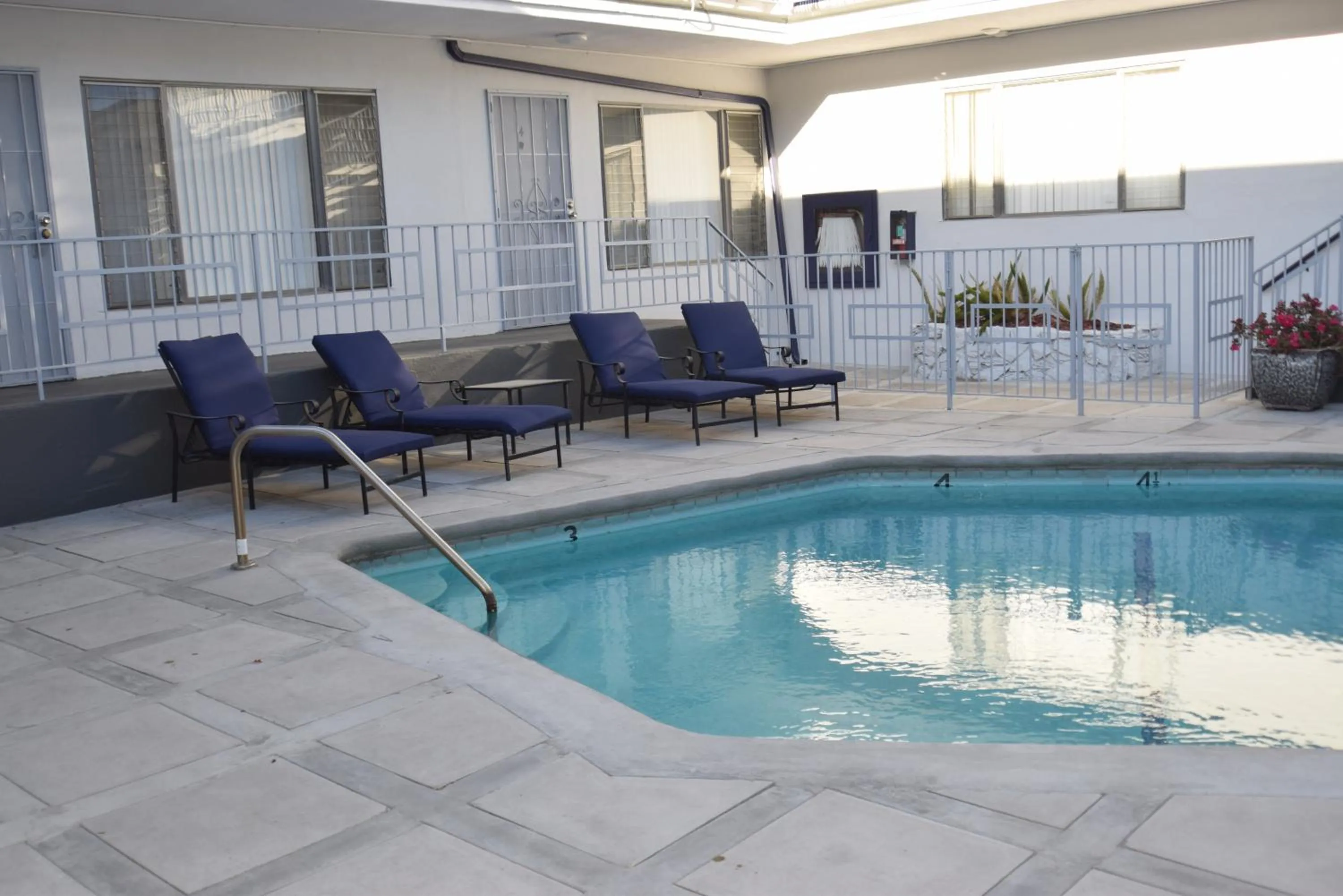 Swimming pool in Hollywood Business Apartments