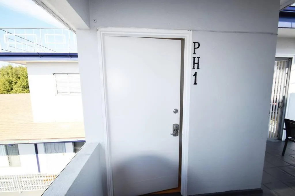 Property building in Hollywood Business Apartments