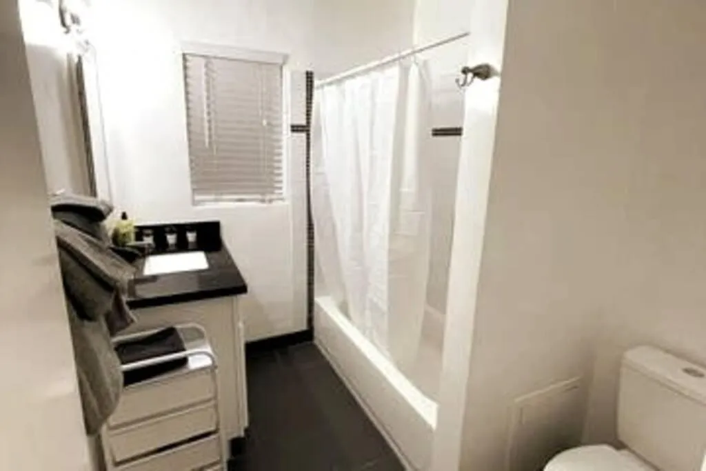 Bathroom in Hollywood Business Apartments