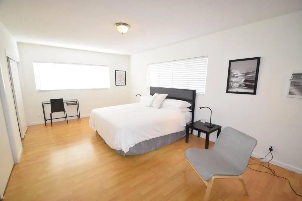 Bedroom, Bed in Hollywood Business Apartments