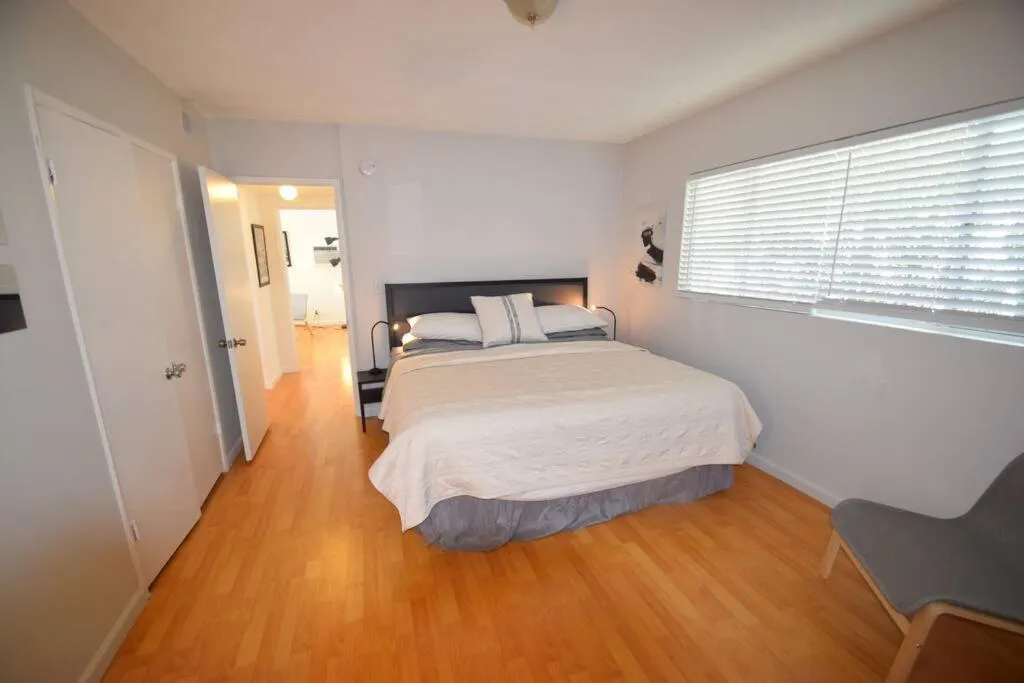 Bedroom, Bed in Hollywood Business Apartments
