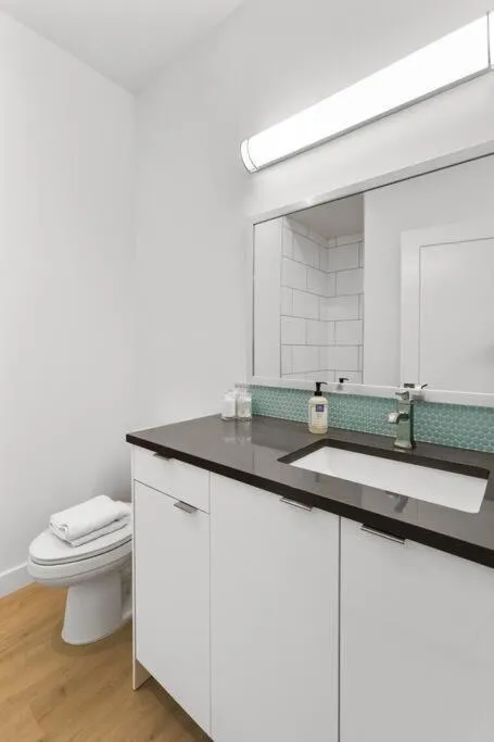 Poolside Studio w Rooftop Deck - Walk to Old Town