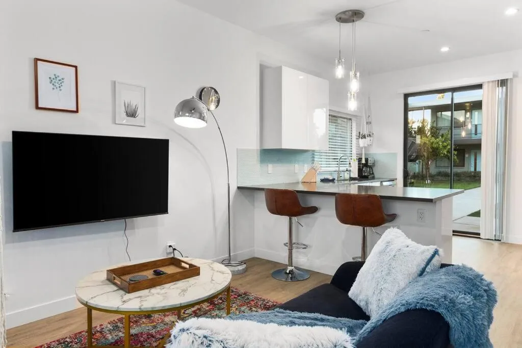 Poolside Studio w Rooftop Deck - Walk to Old Town