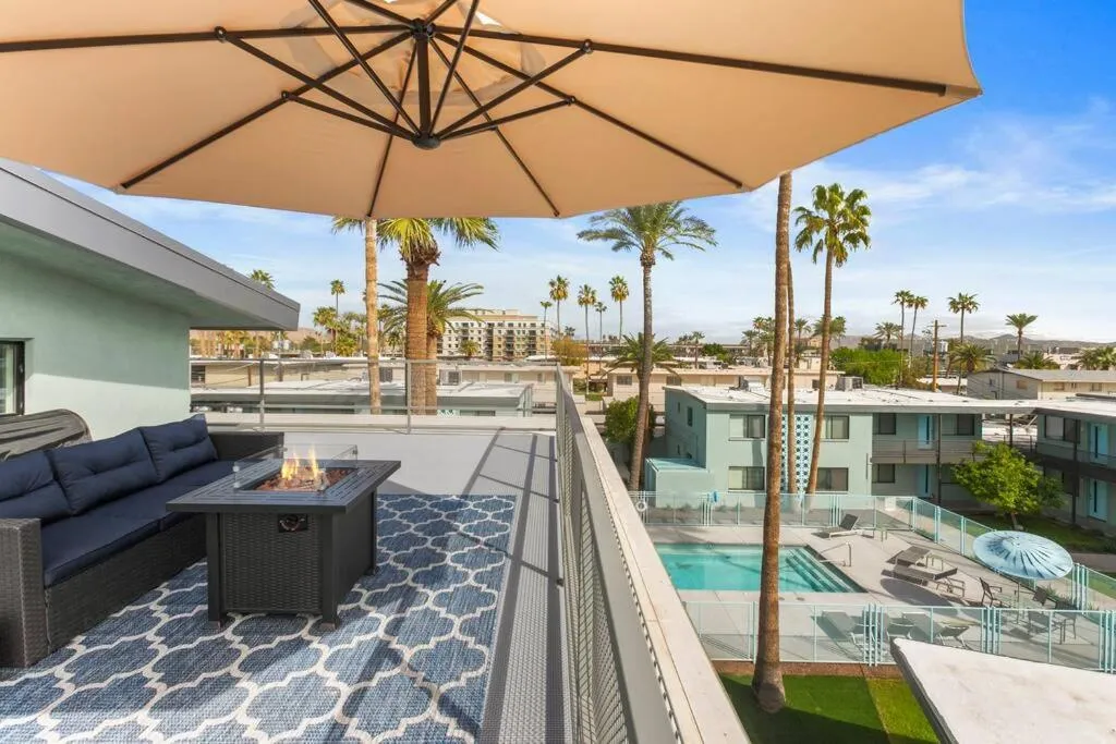 Poolside Studio w Rooftop Deck - Walk to Old Town