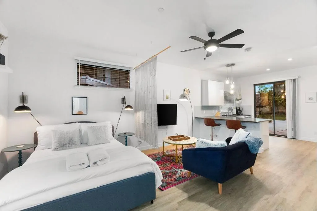 Bed in Poolside Studio w Rooftop Deck - Walk to Old Town