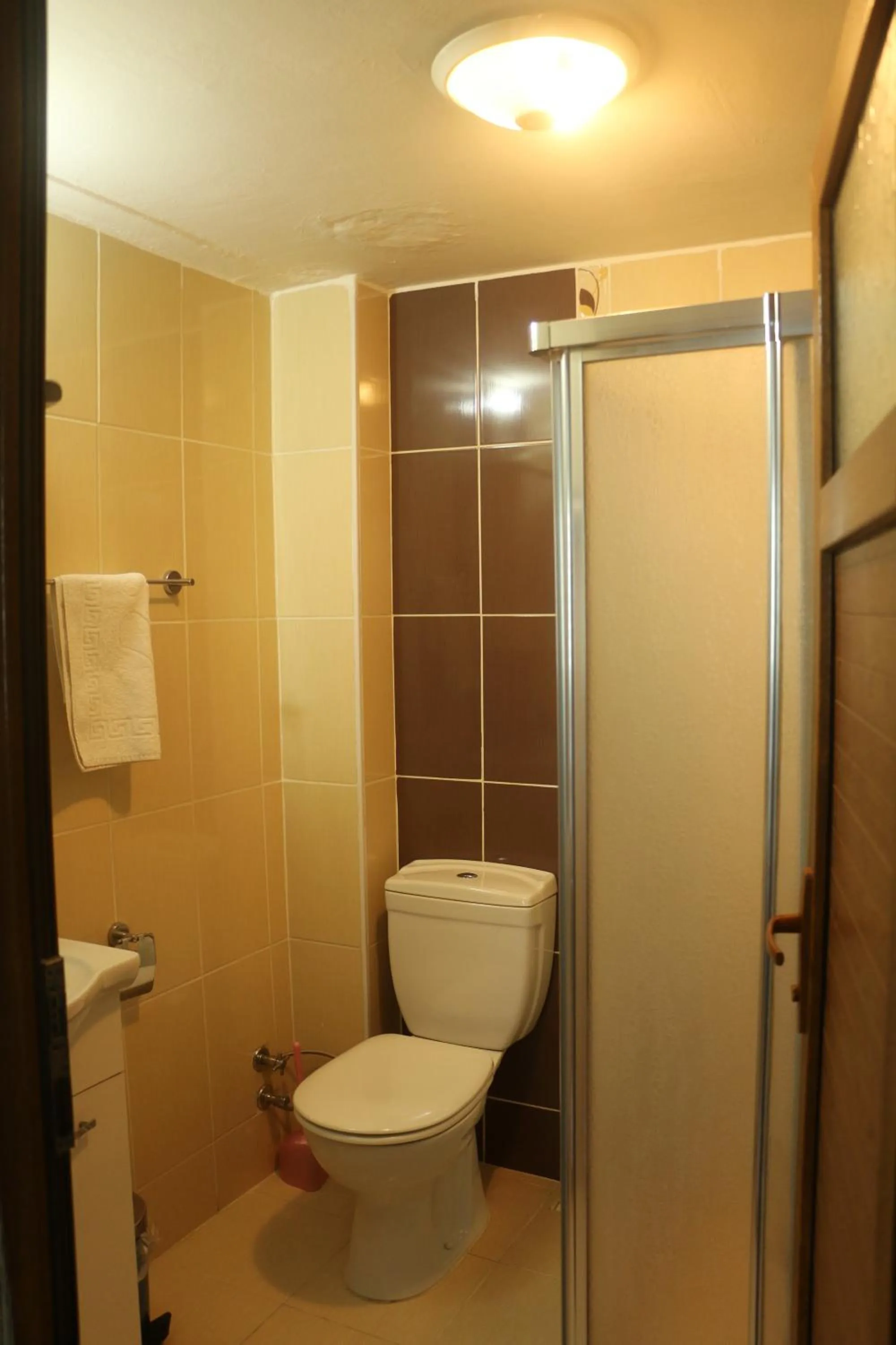 Shower in Birlik Apart Hotel