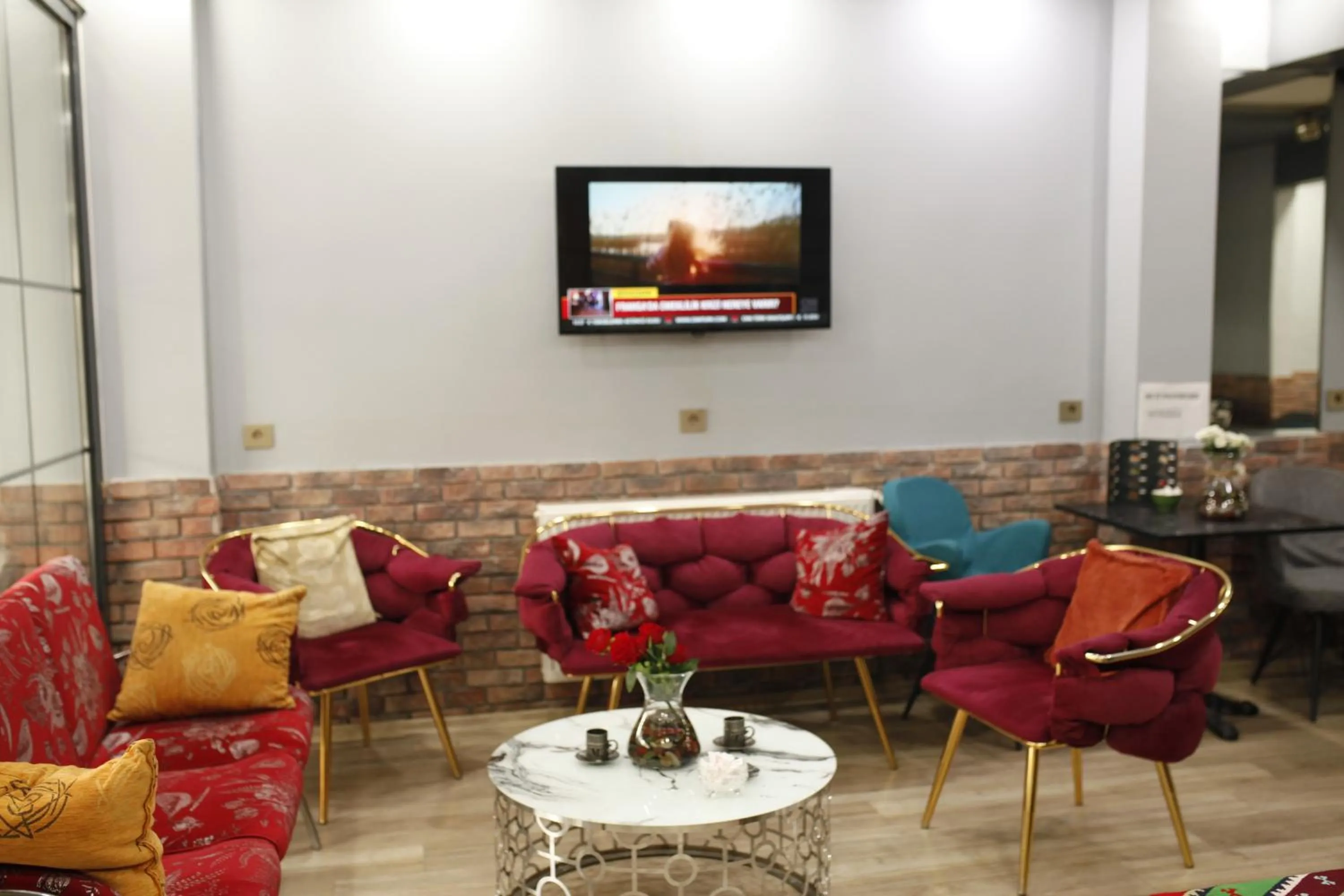 Communal lounge/ TV room in Birlik Apart Hotel
