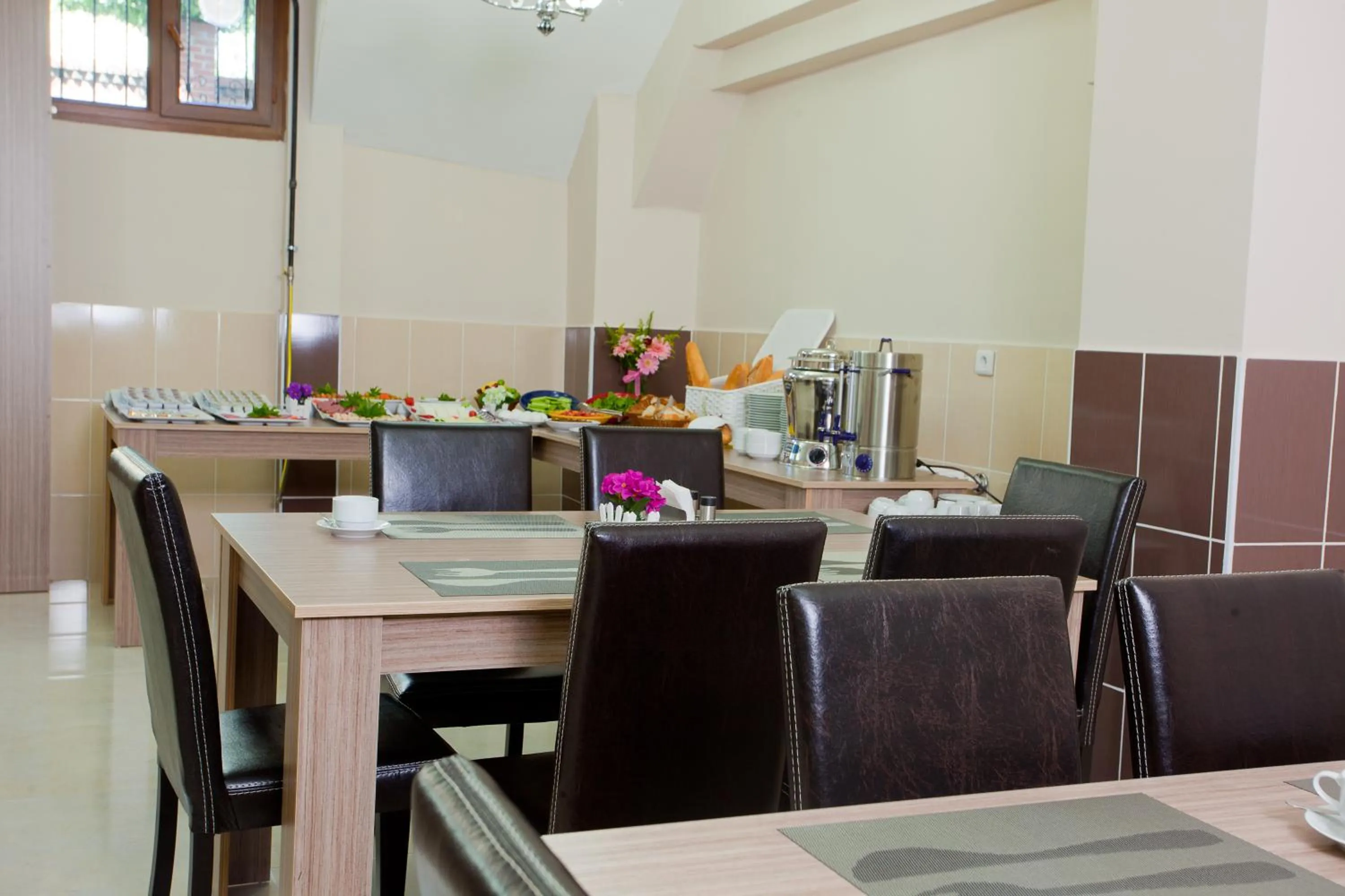Restaurant/places to eat in Birlik Apart Hotel