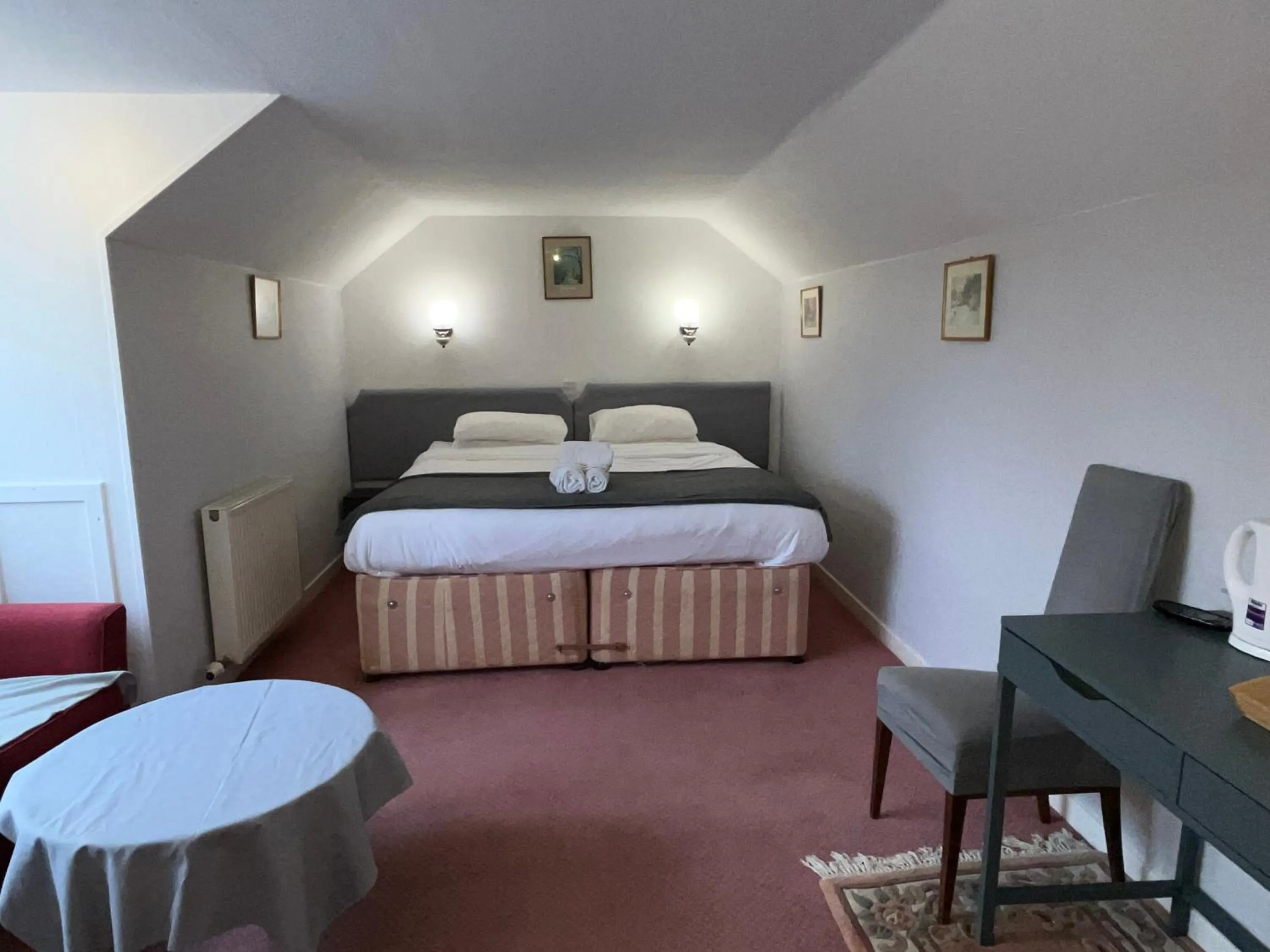 Bedroom, Bed in Columba House