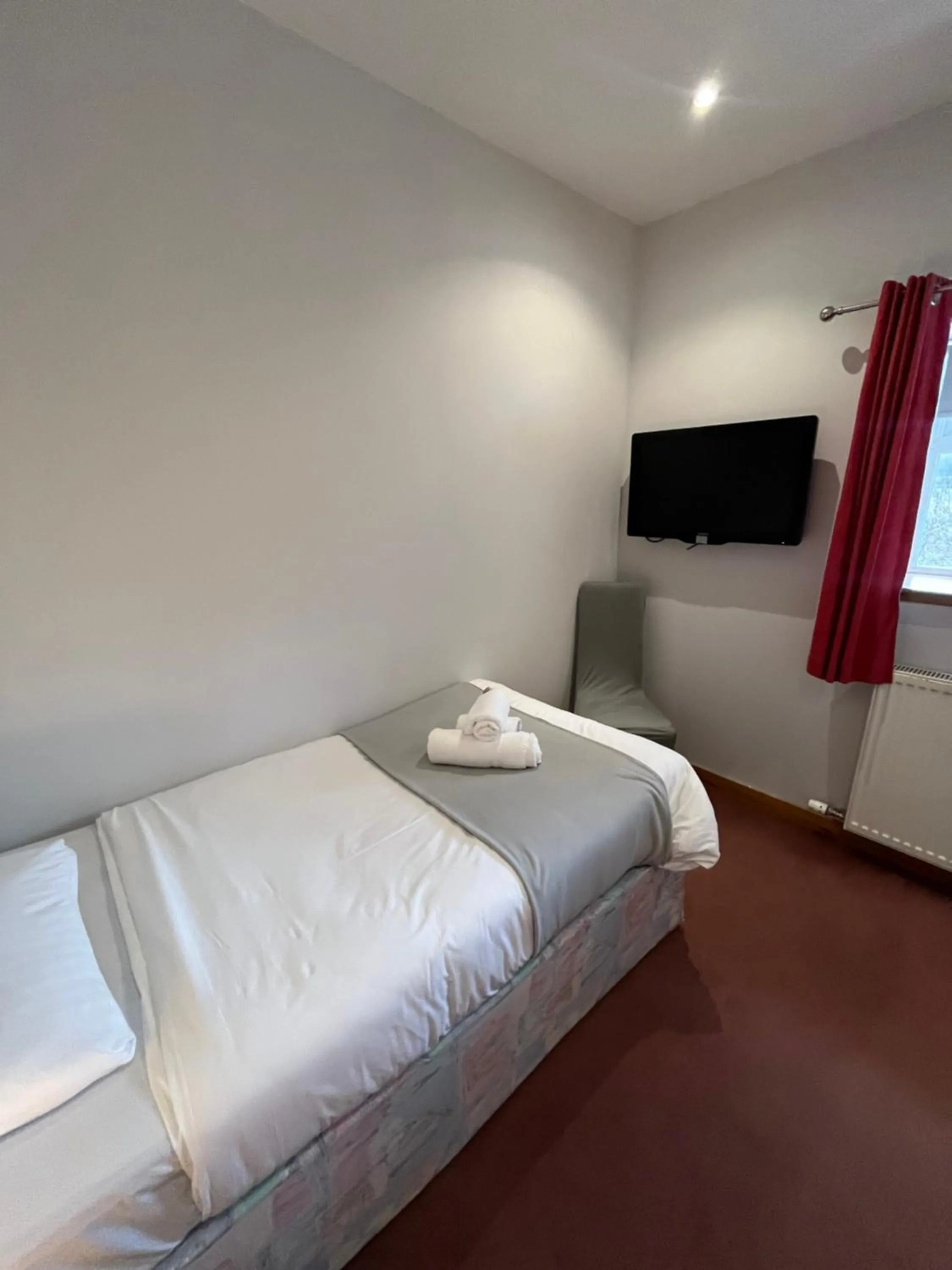 Bedroom, Bed in Columba House