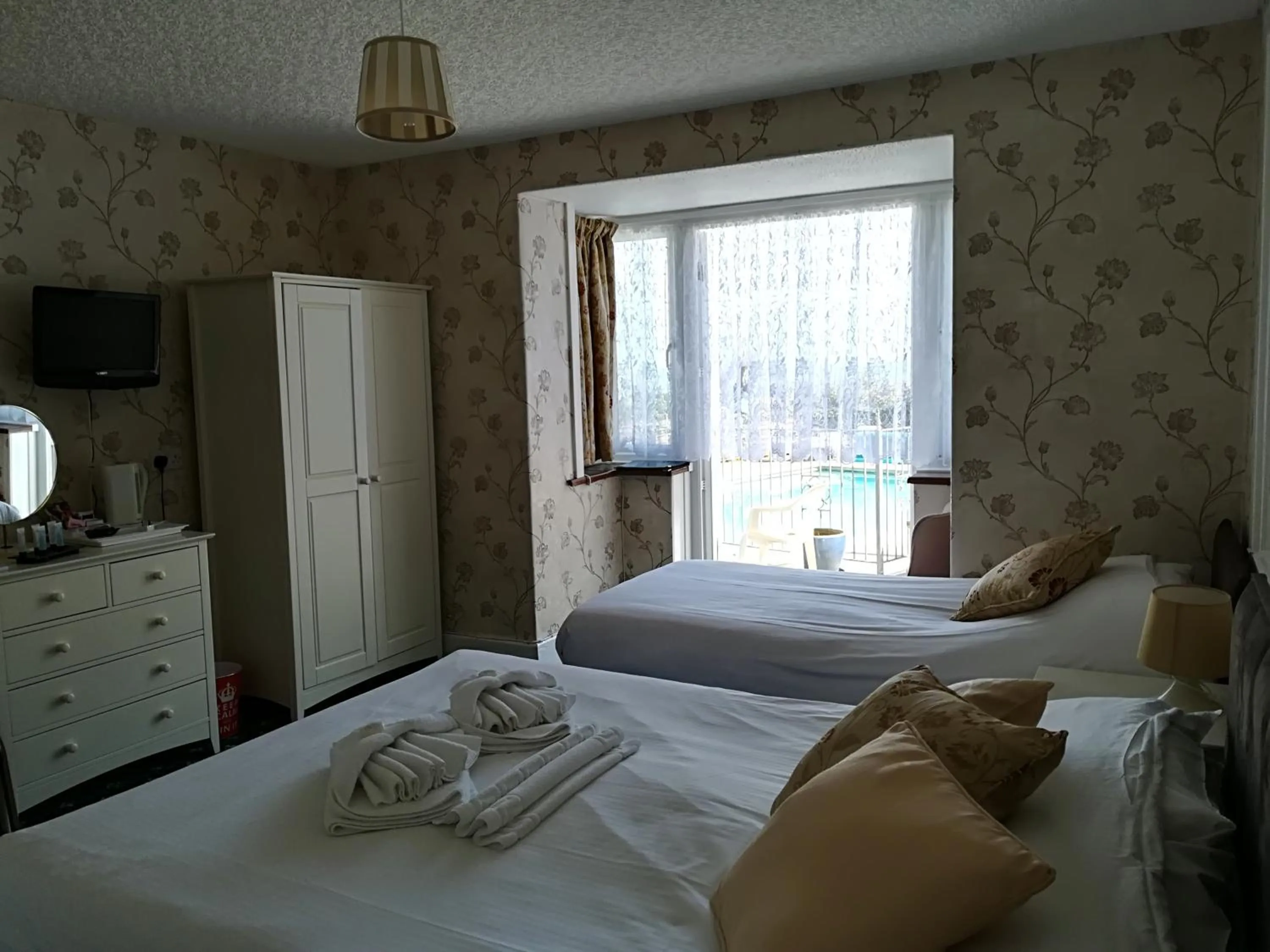 Photo of the whole room, Bed in Eastmount Hall Hotel