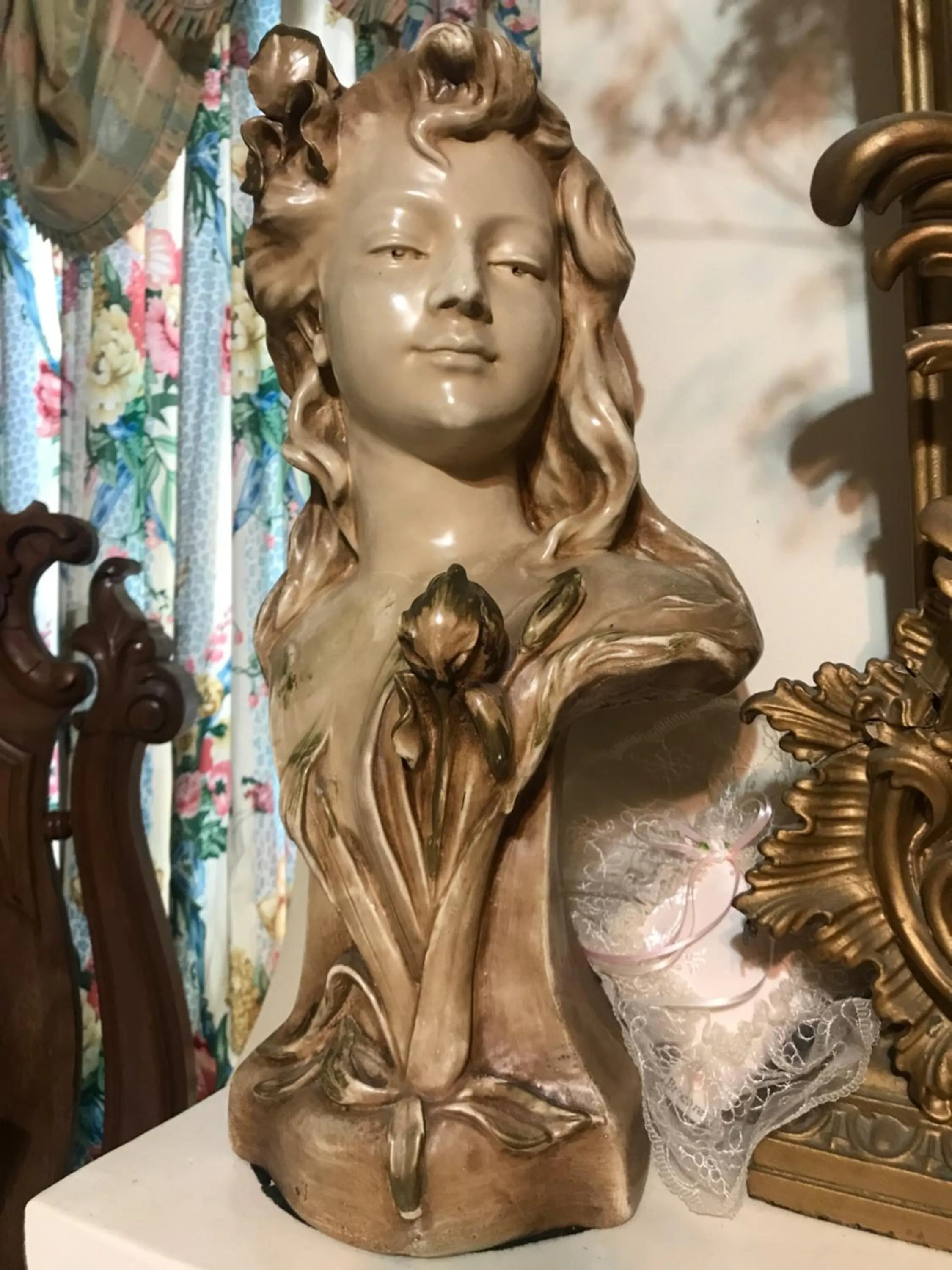 Decorative detail in Shadowlawn Bed and Breakfast