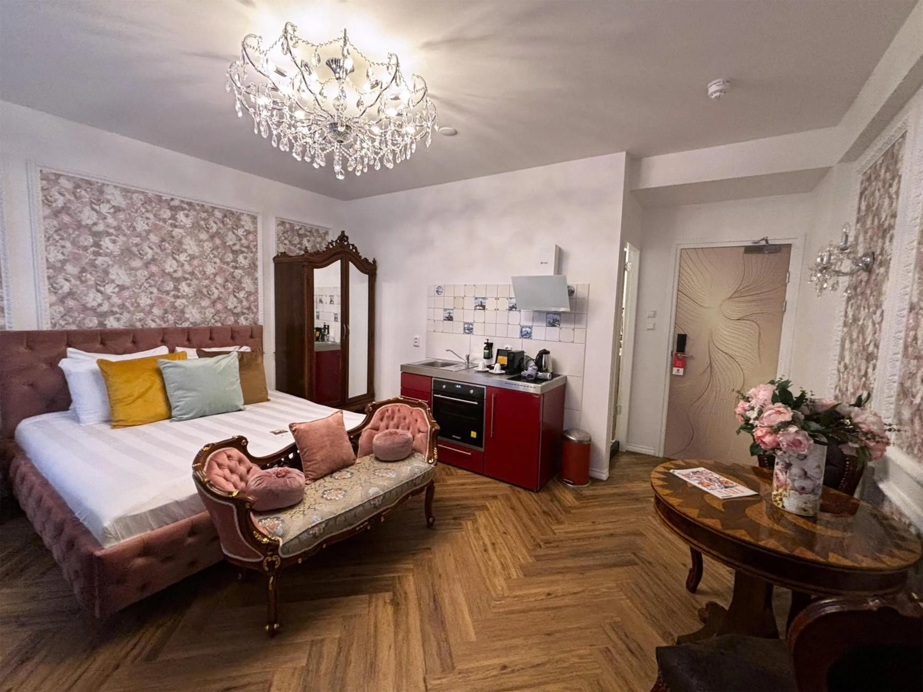 Bedroom, Bed in Grand Museum Hotel, BW Signature Collection