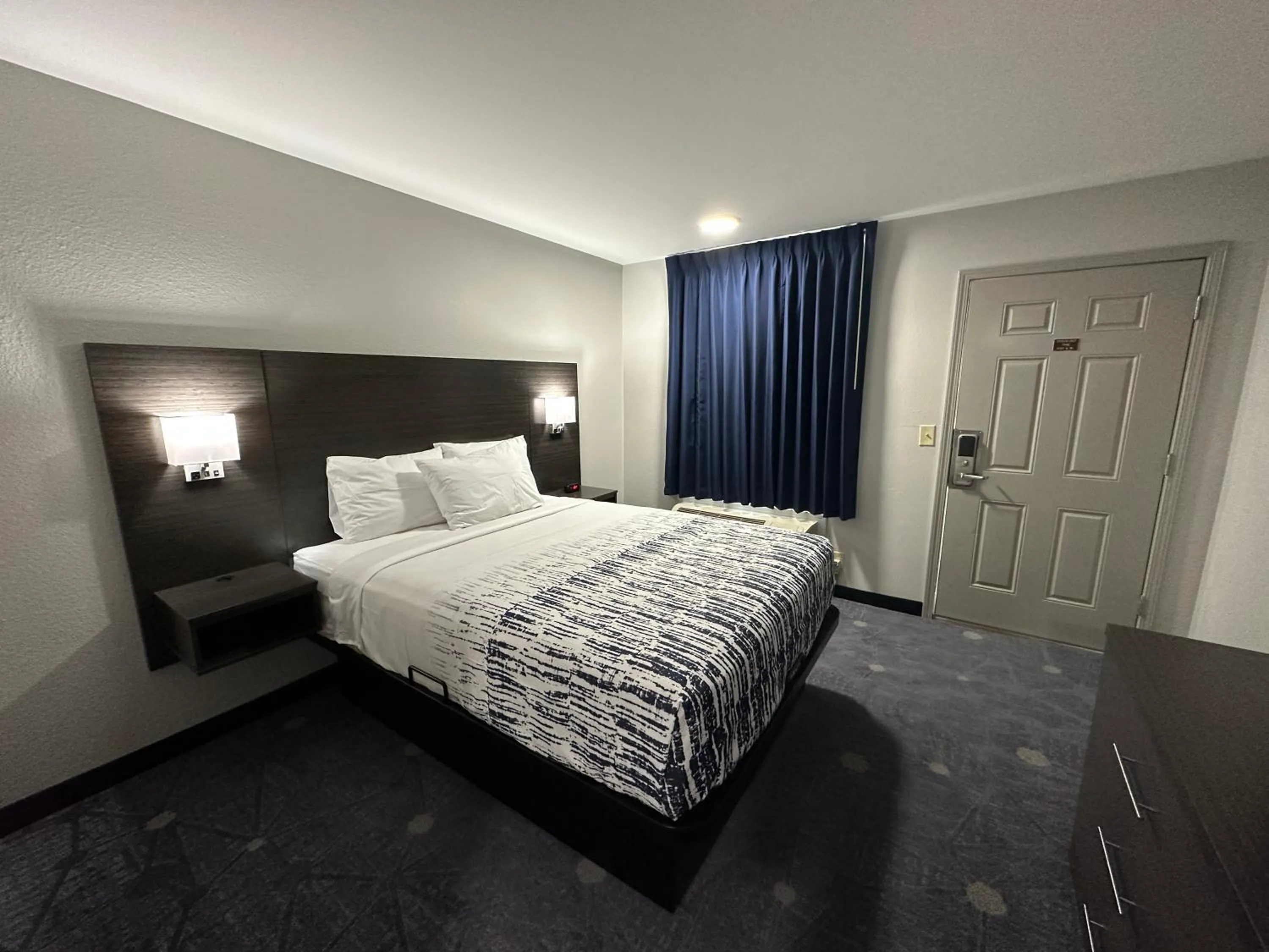 Bed in Budget Inn Muskogee