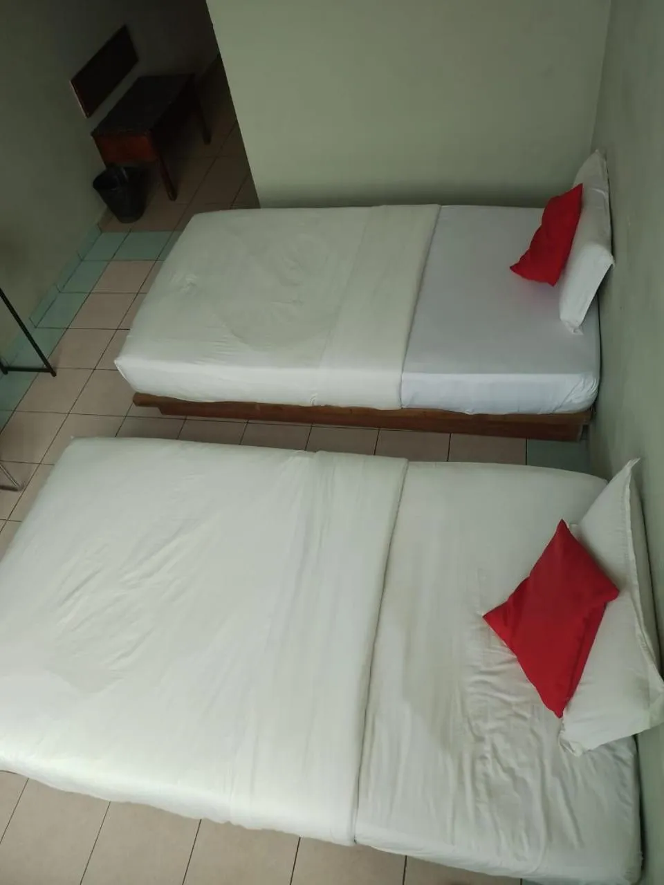 Bedroom, Bed in Highway Inn