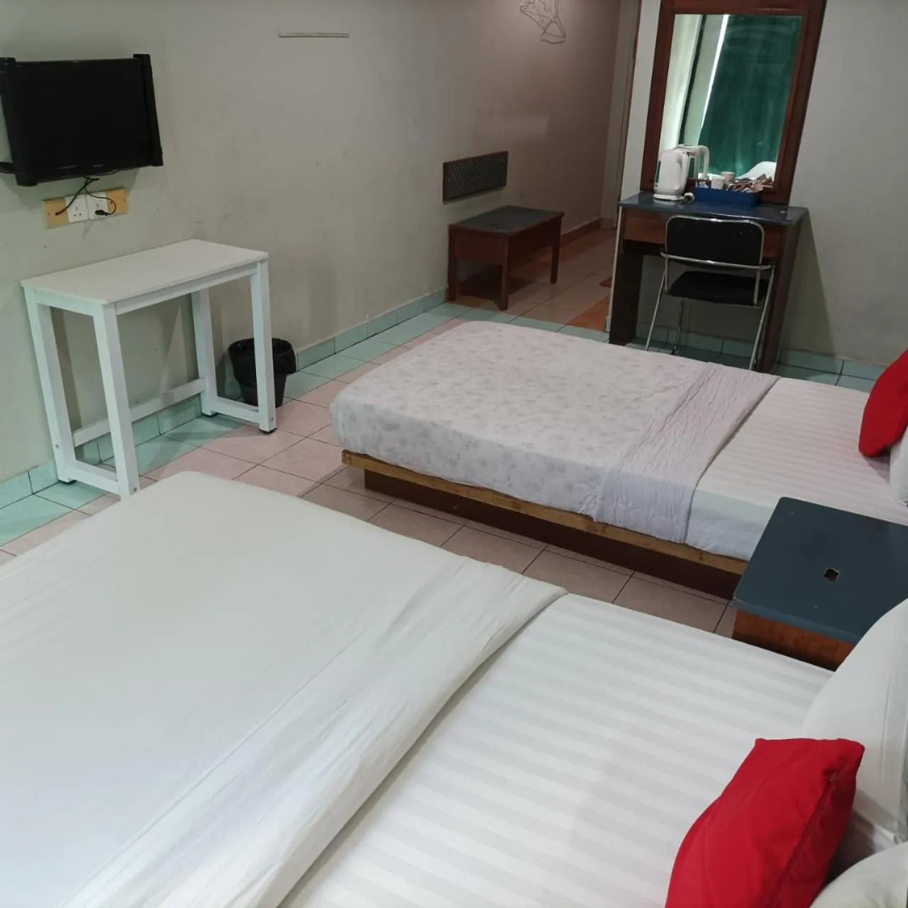 Bedroom, Bed in Highway Inn