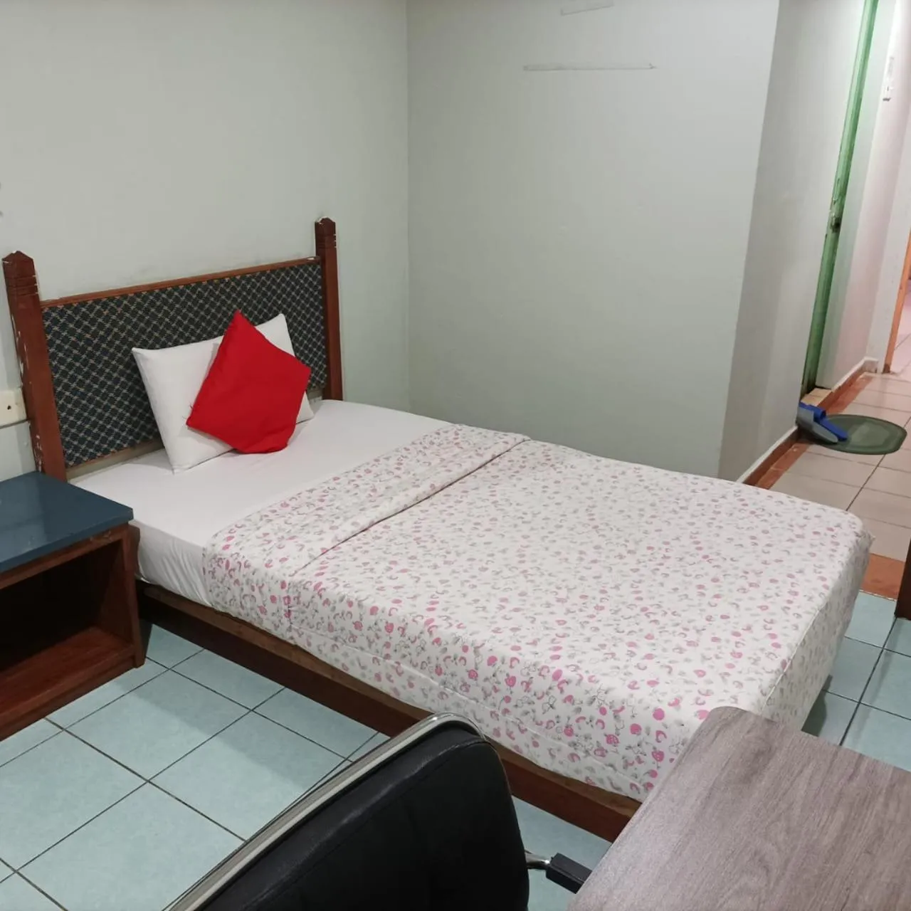 Bedroom, Bed in Highway Inn